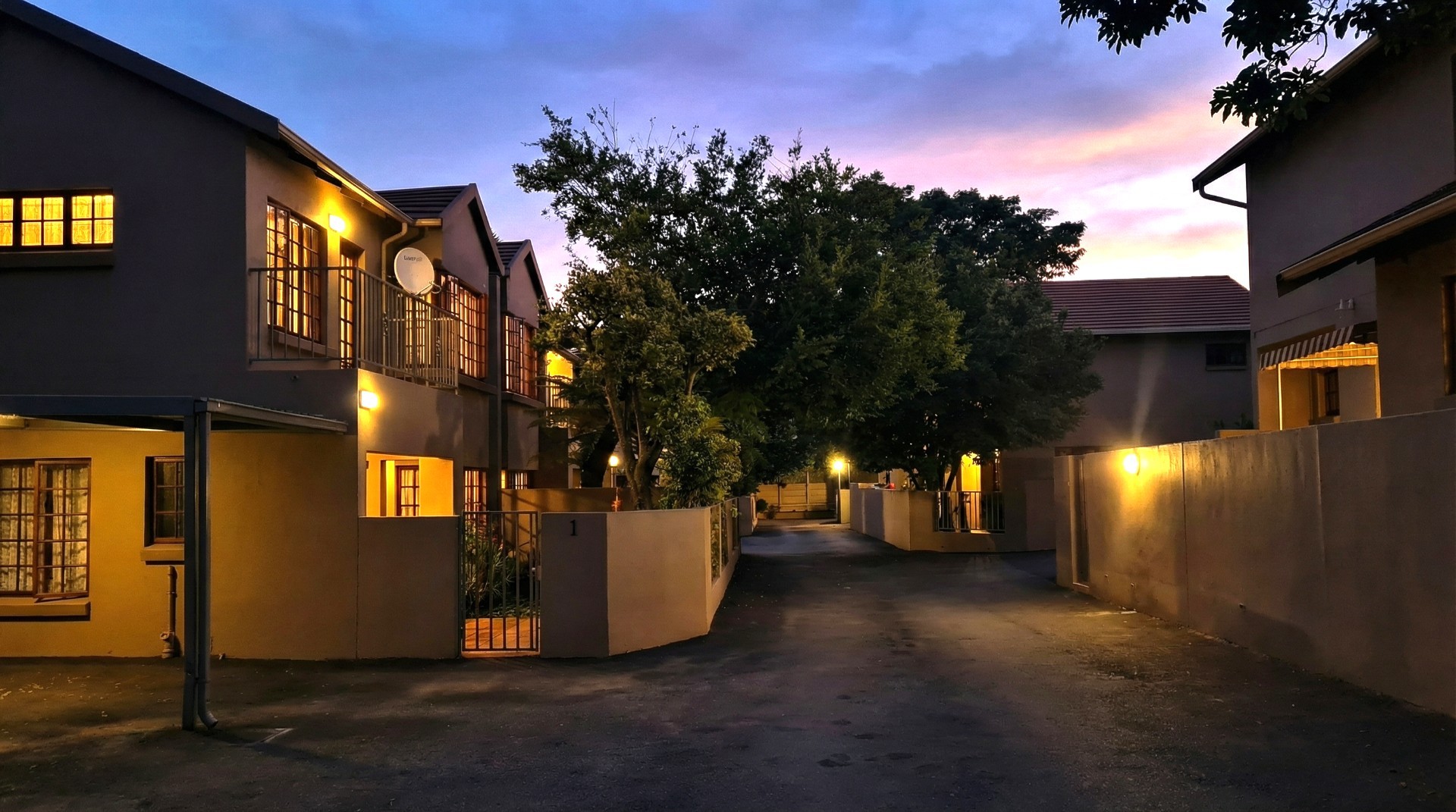 Lovely duplex in well-managed complex in sought after neighbourhood