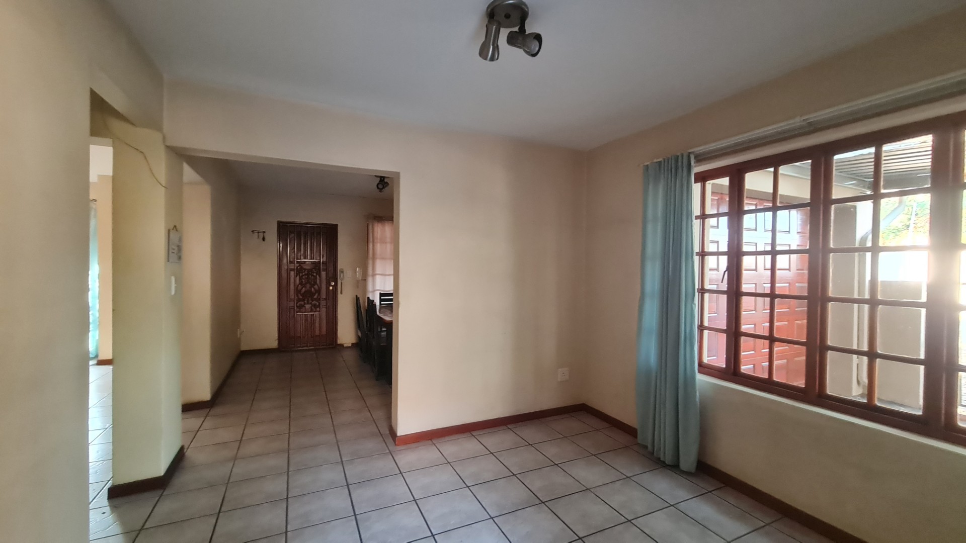 Lovely duplex in well-managed complex in sought after neighbourhood
