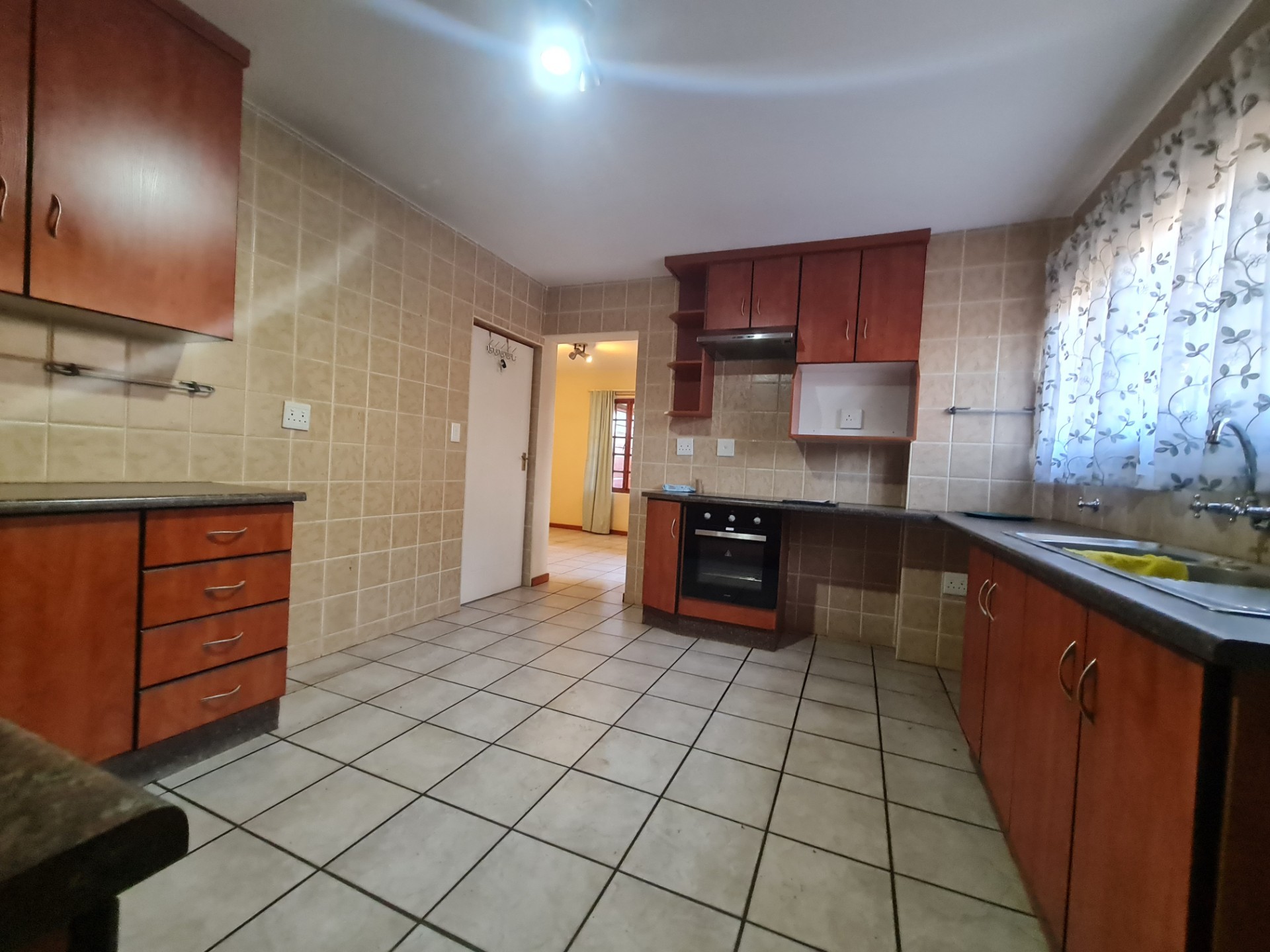 Lovely duplex in well-managed complex in sought after neighbourhood