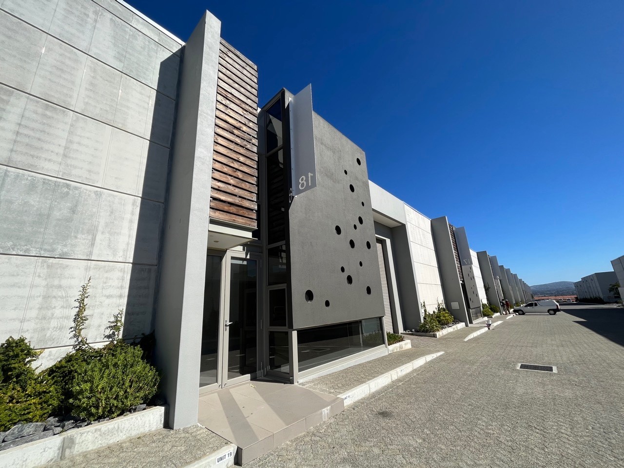 423m² Warehouse To LET in The Reserve Business Park 2
