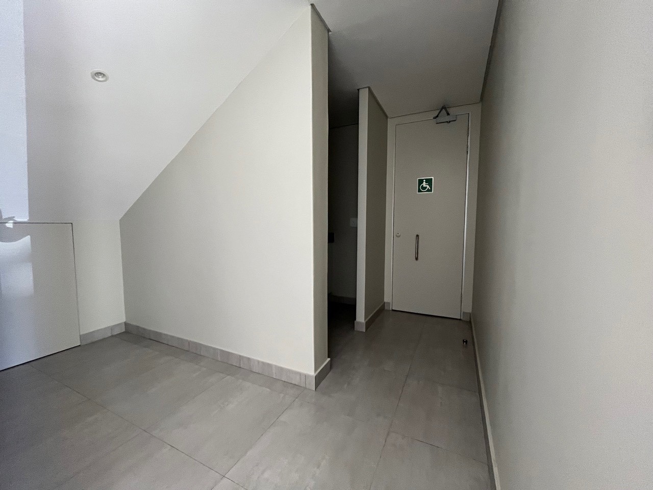 423m² Warehouse To LET in The Reserve Business Park 2
