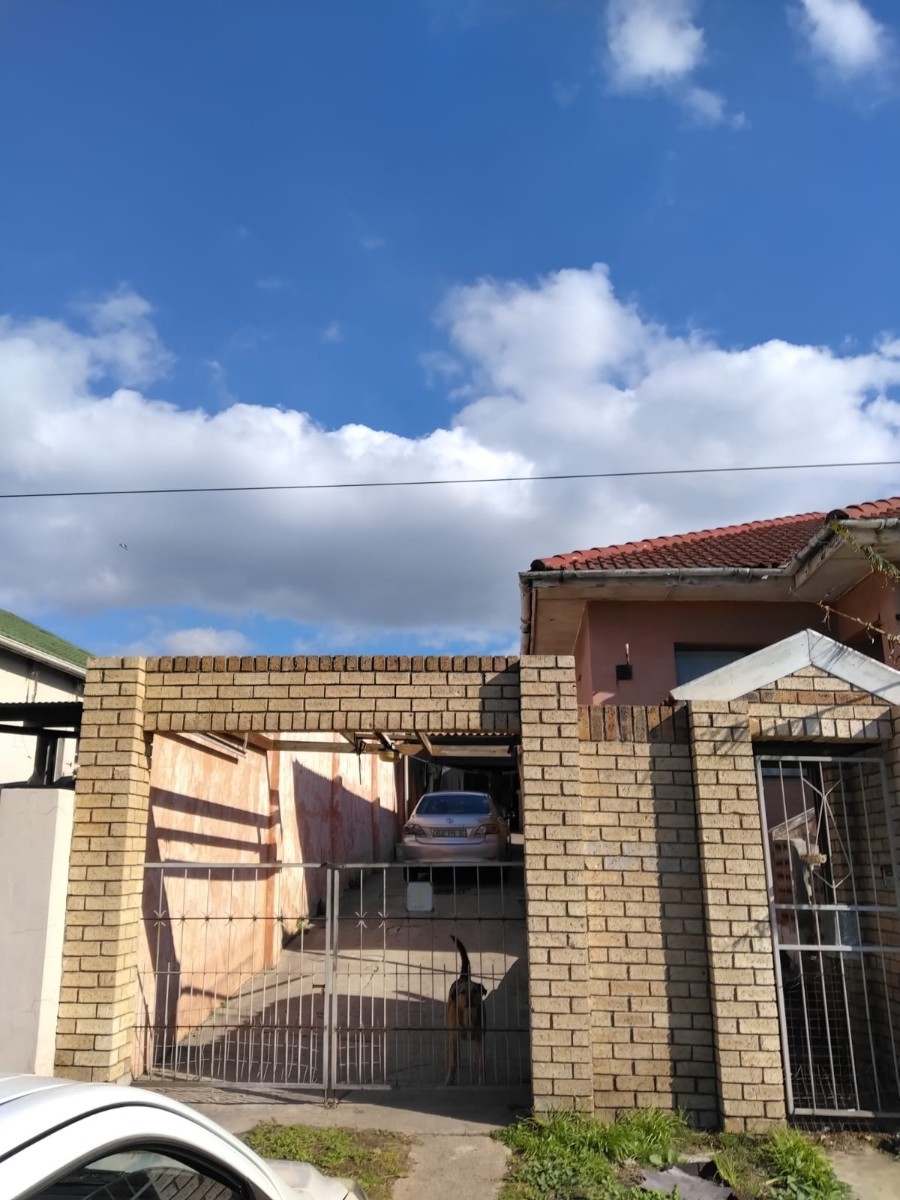 3 Bedroom house with a flatlet for sale in Sidwell