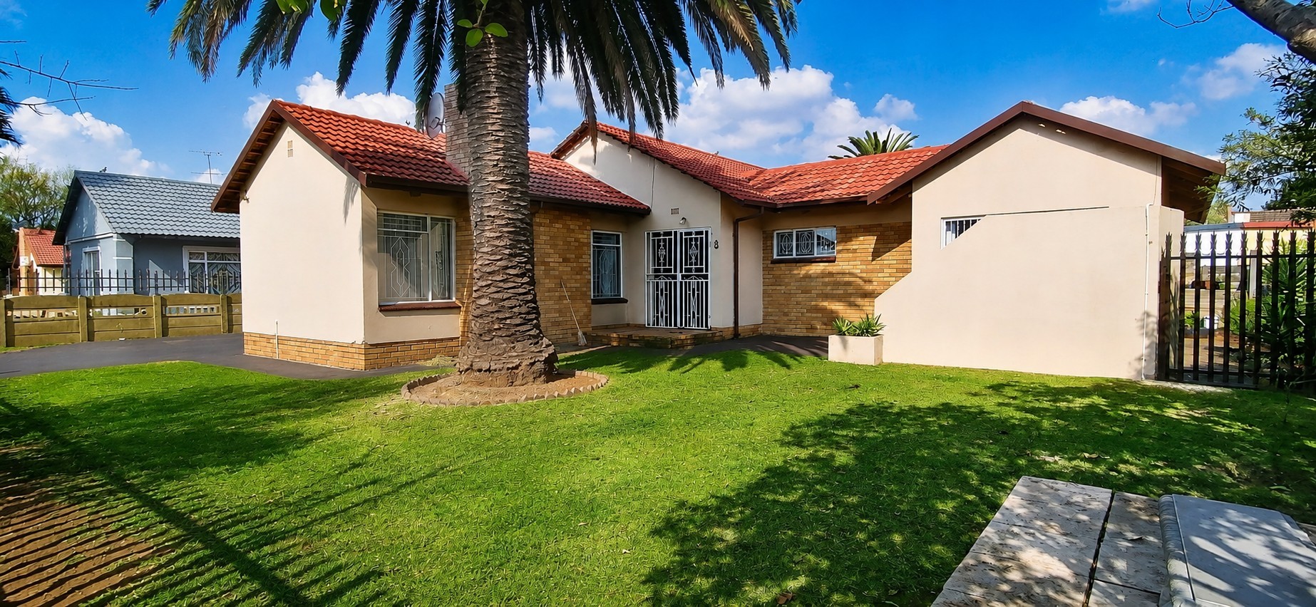 Family home in the sought after neighbourhood of Vanderbijlpark Se6!