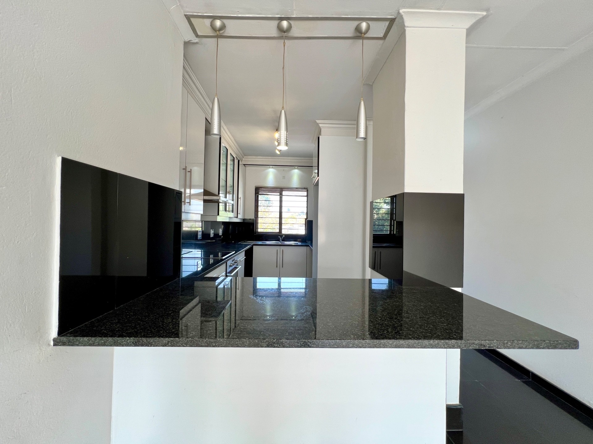 2 Bed Apartment Pet Friendly on Top Floor in Craighall Park!