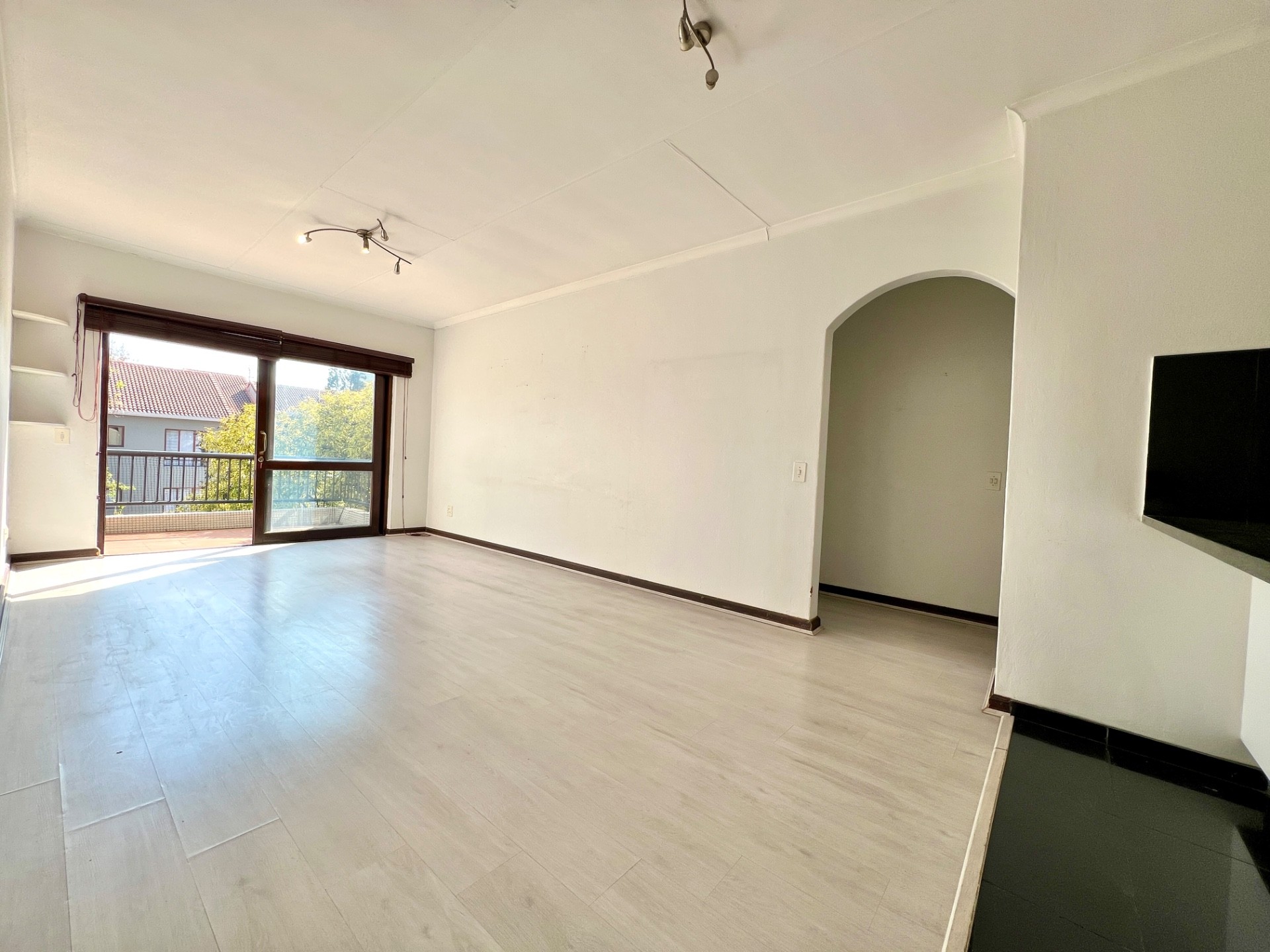 2 Bed Apartment Pet Friendly on Top Floor in Craighall Park!