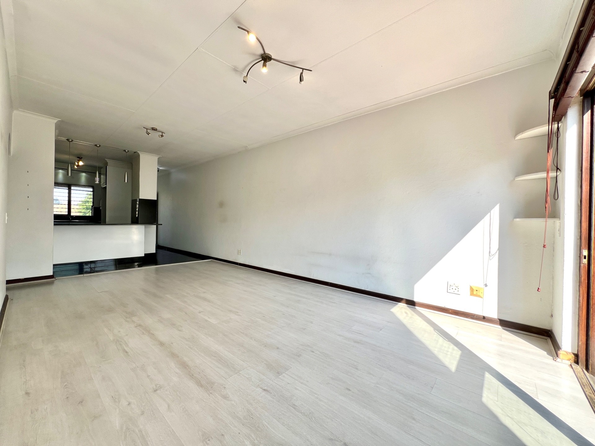 2 Bed Apartment Pet Friendly on Top Floor in Craighall Park!