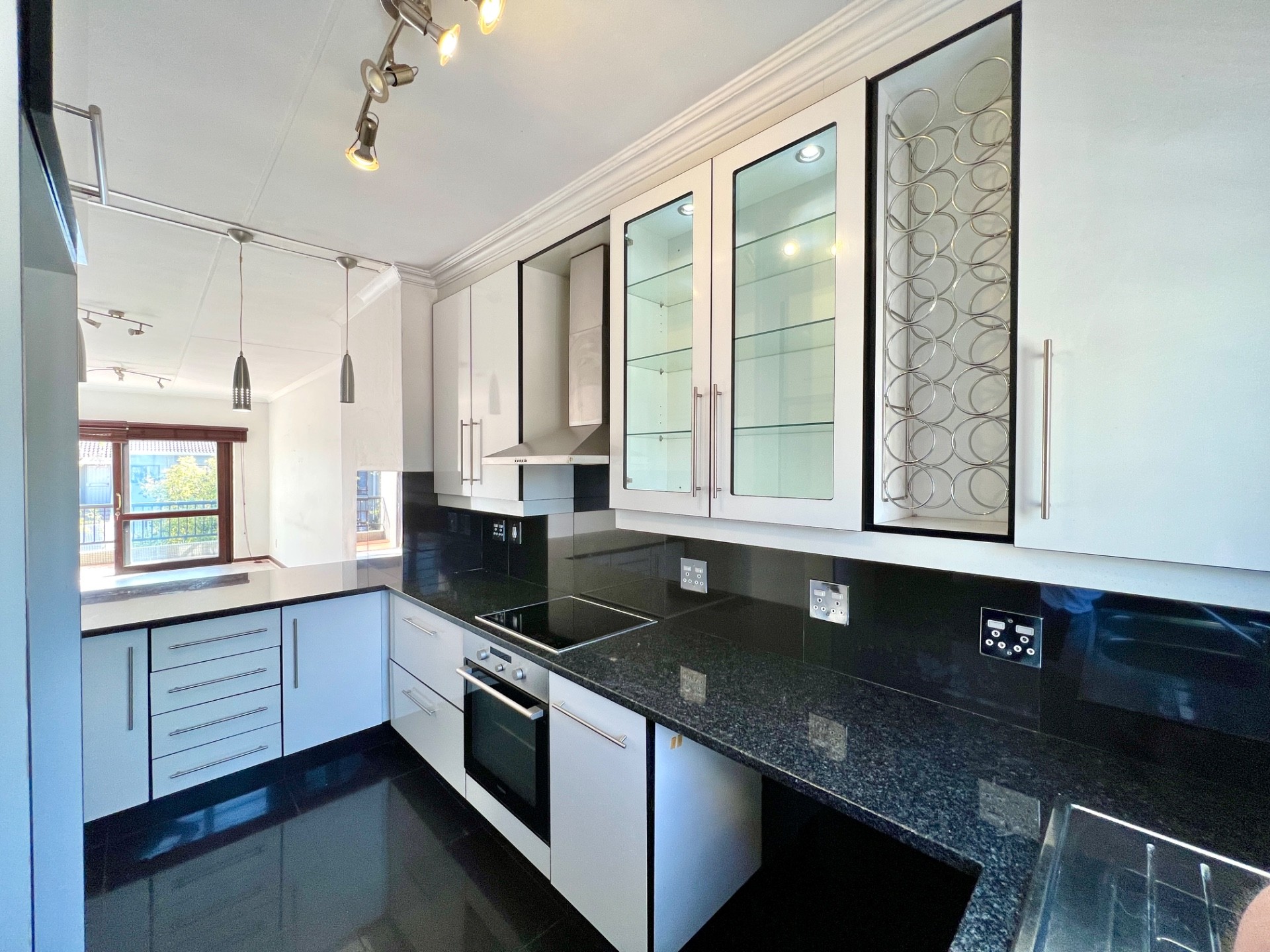2 Bed Apartment Pet Friendly on Top Floor in Craighall Park!