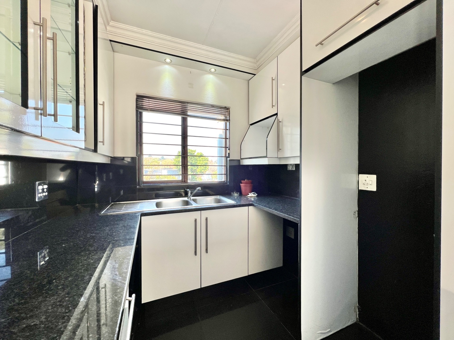 2 Bed Apartment Pet Friendly on Top Floor in Craighall Park!