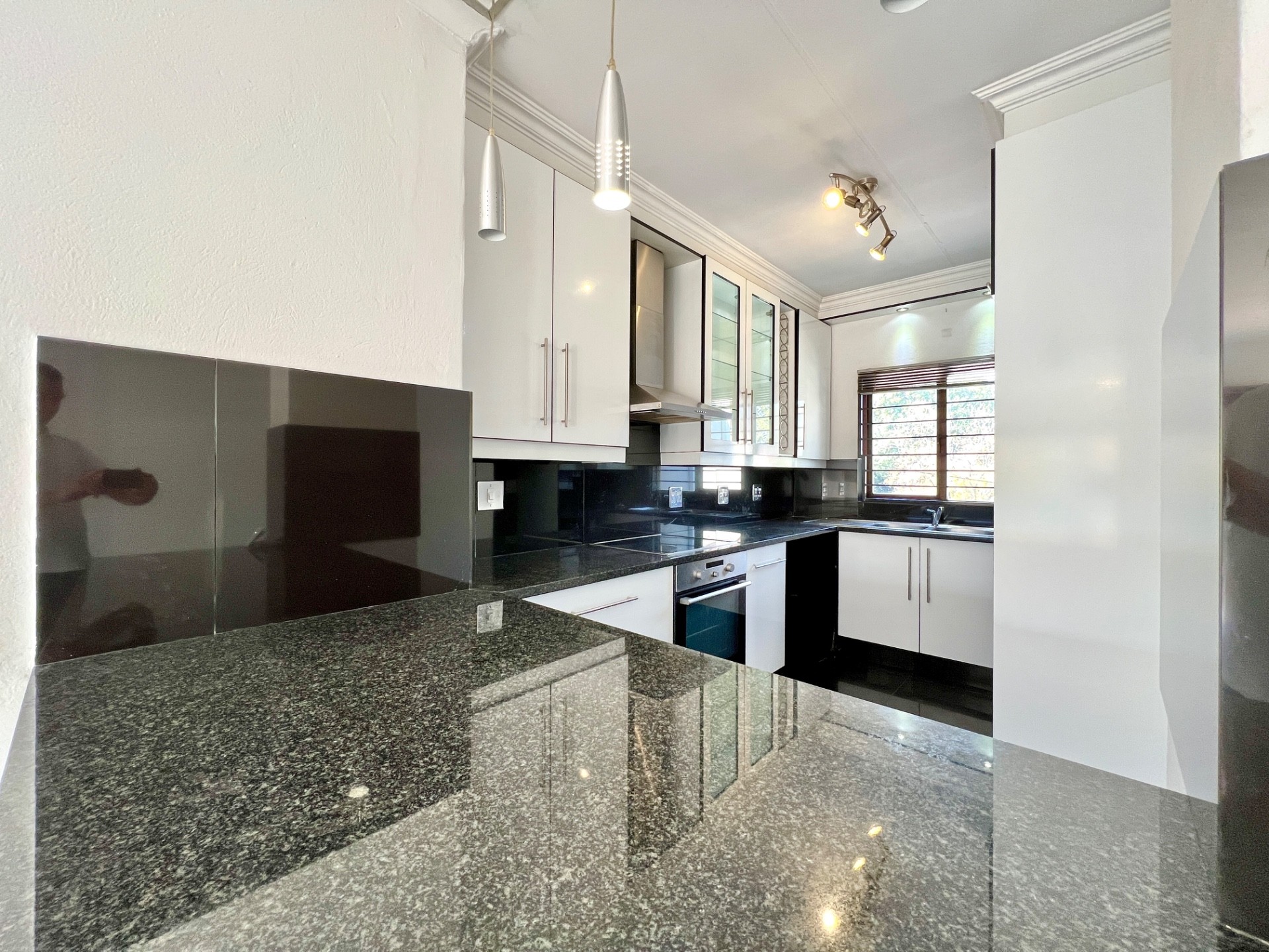 2 Bed Apartment Pet Friendly on Top Floor in Craighall Park!