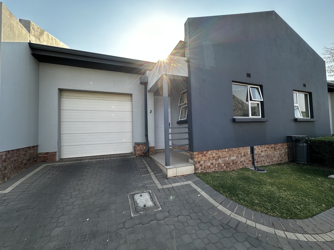Ground floor 3 bedroom simplex for Sale in secure estate.