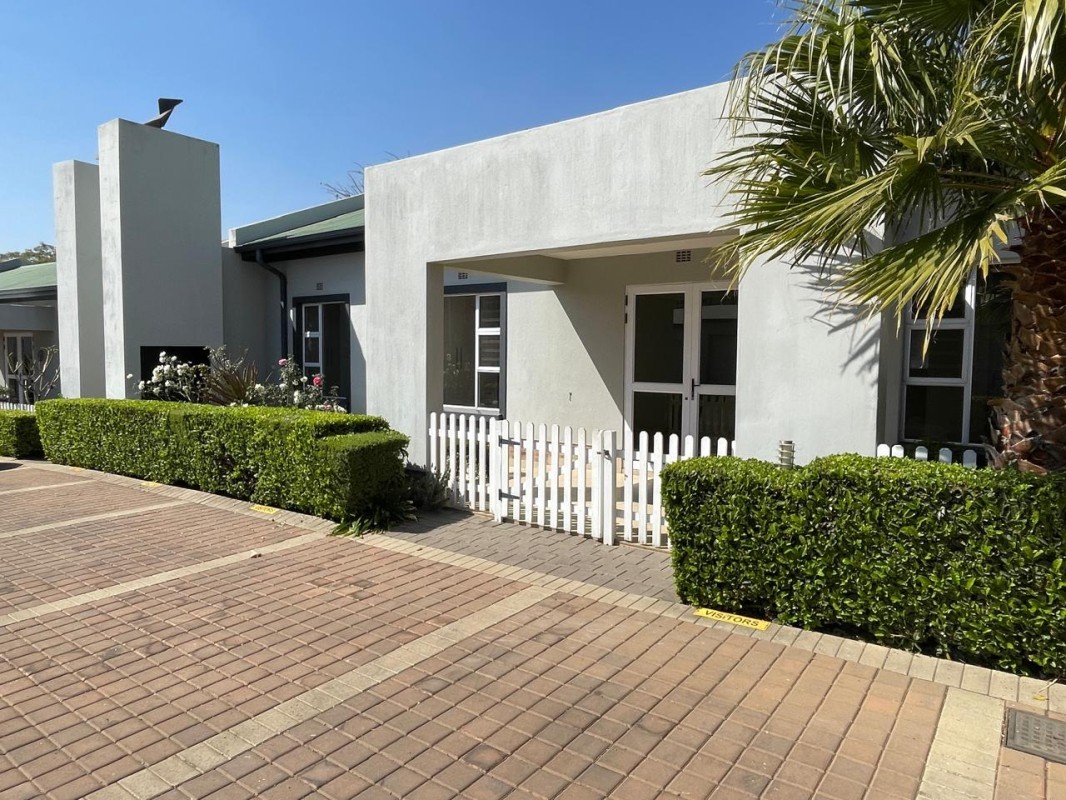 Ground floor 3 bedroom simplex for Sale in secure estate.