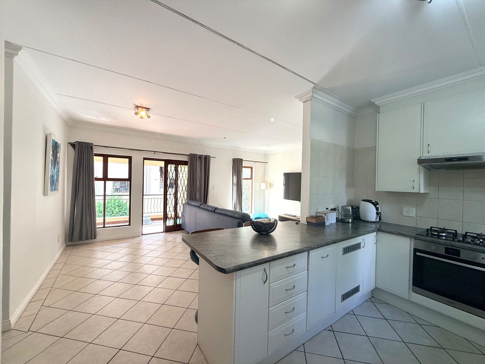 Natural light and spacious apartment with a gas stove for rent