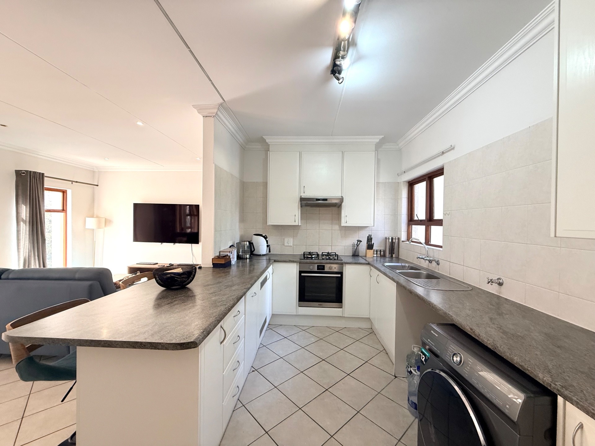 Natural light and spacious apartment with a gas stove for rent