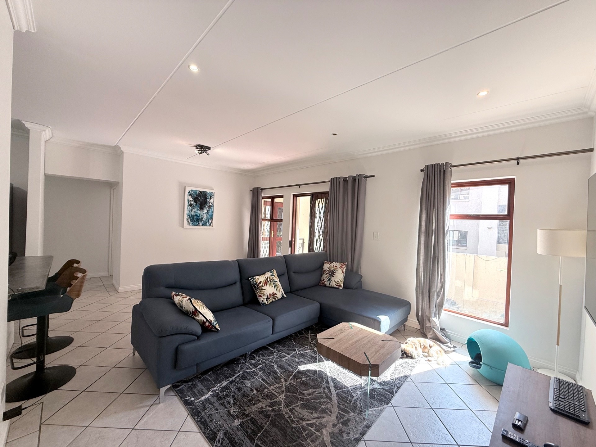 Natural light and spacious apartment with a gas stove for rent