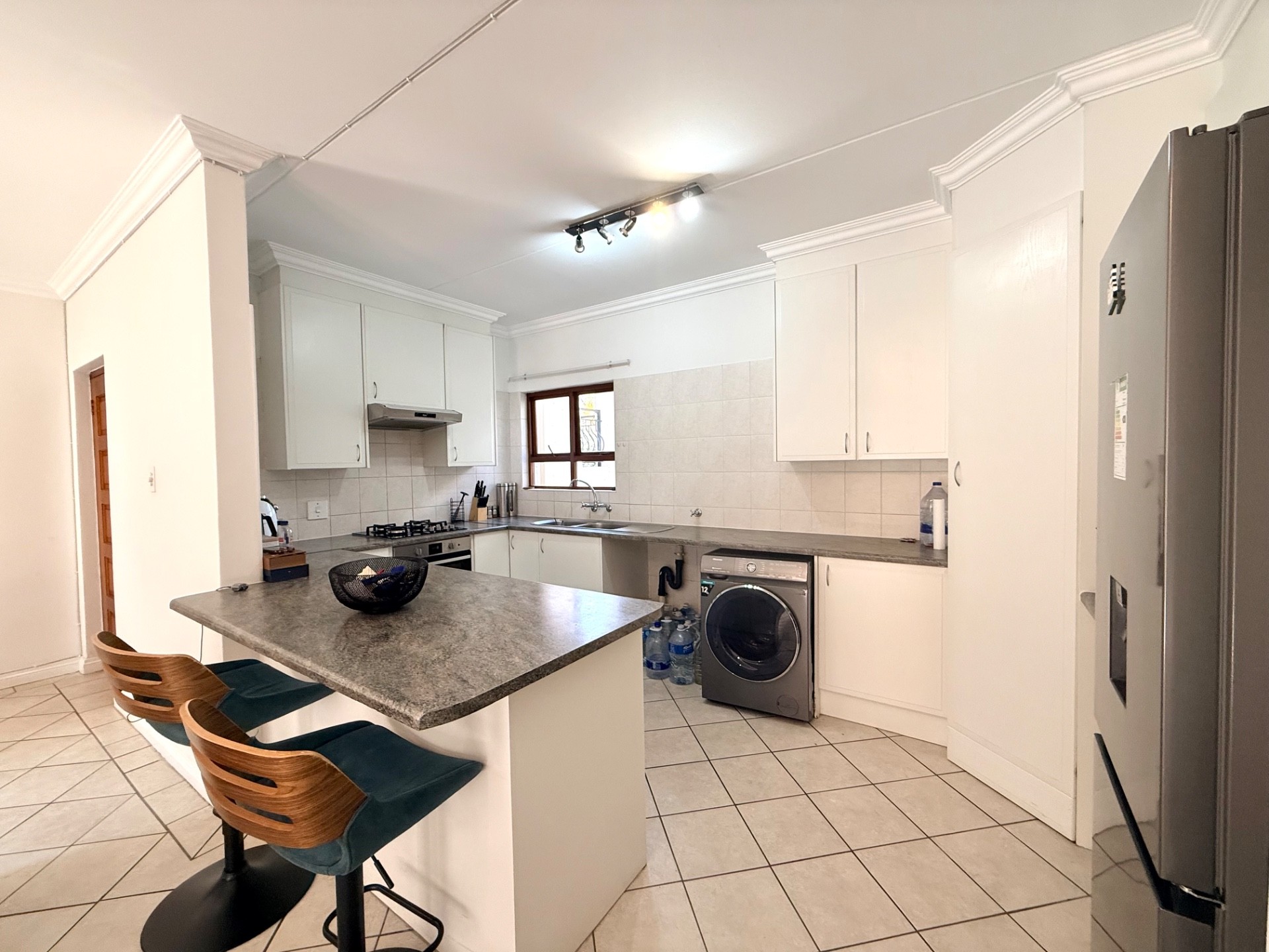Natural light and spacious apartment with a gas stove for rent