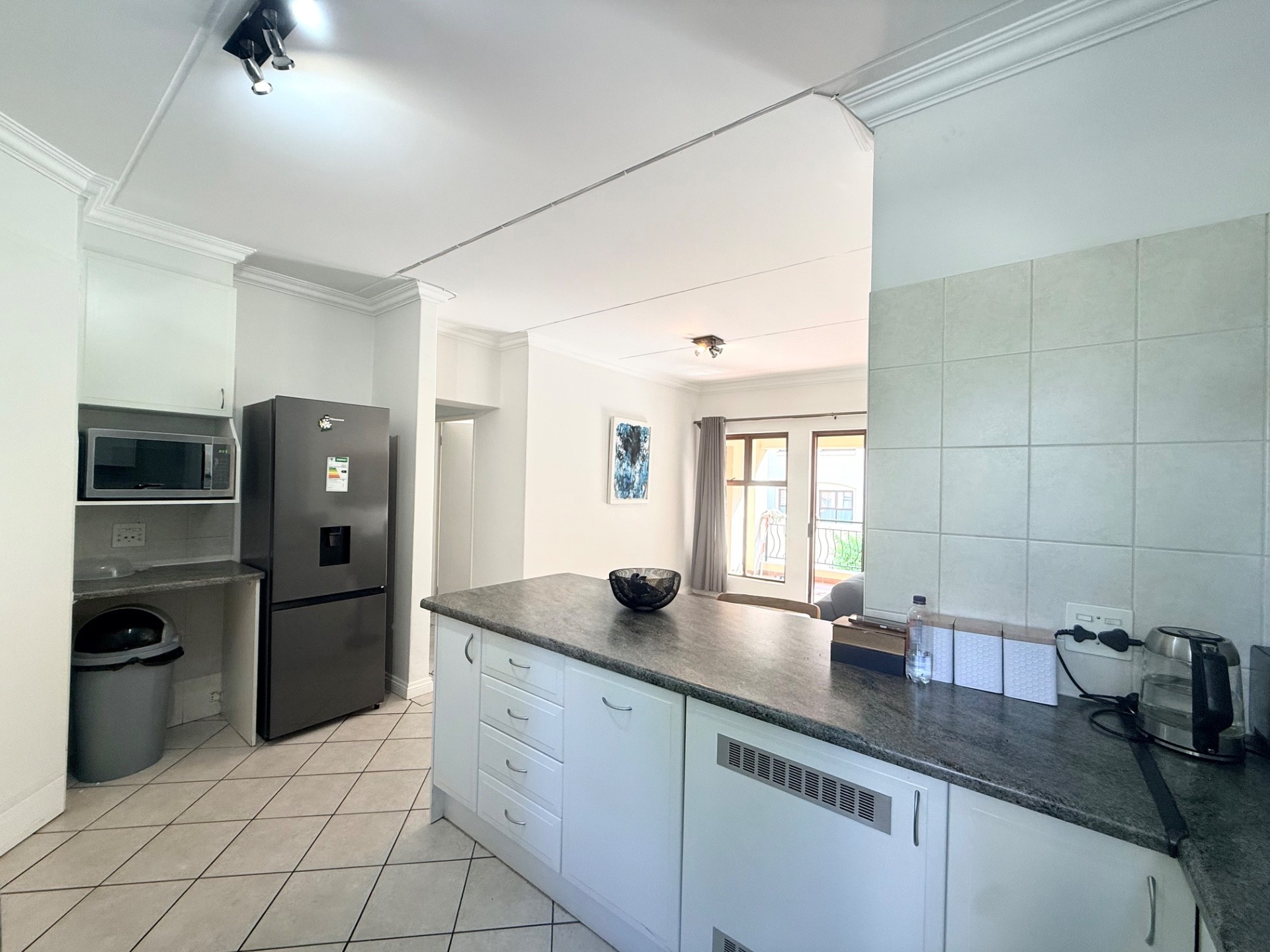 Natural light and spacious apartment with a gas stove for rent