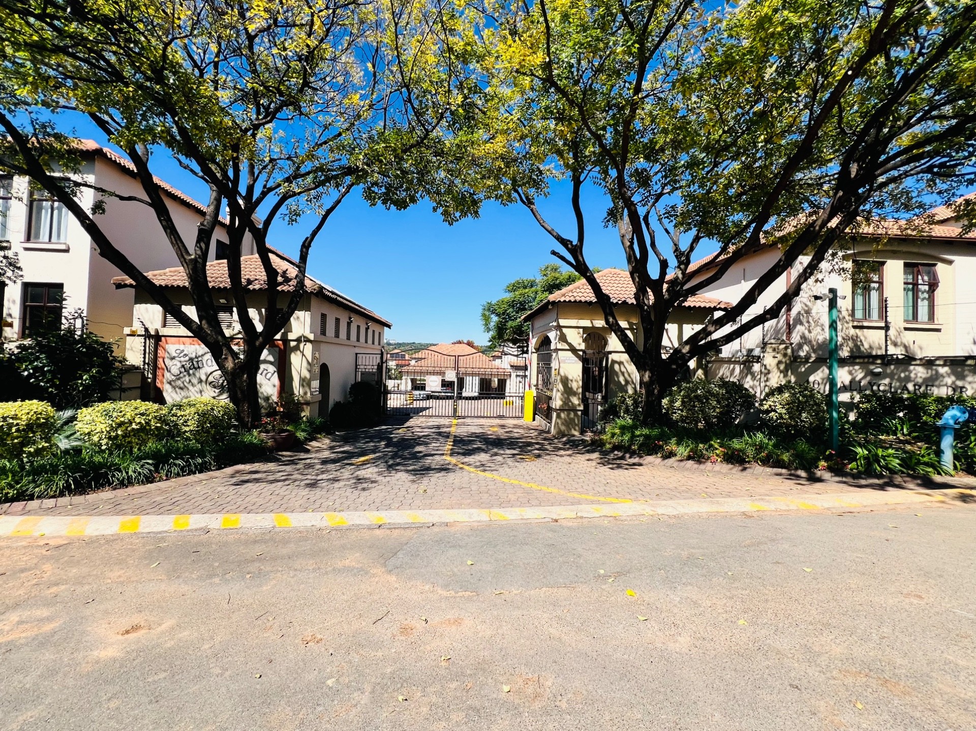 Natural light and spacious apartment with a gas stove for rent