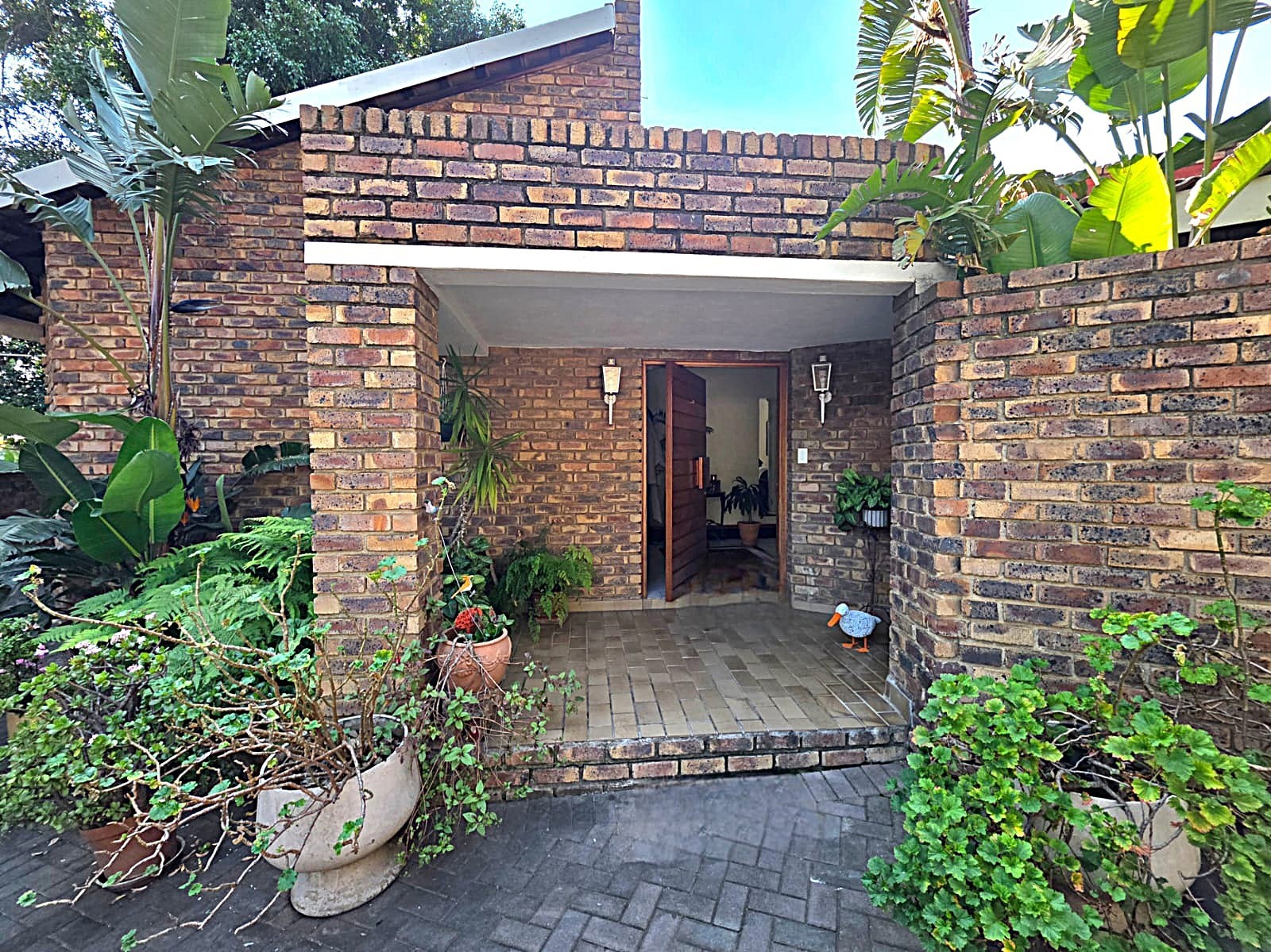 Charming Family Home In Lovely Surrounds With Versatile Cottage