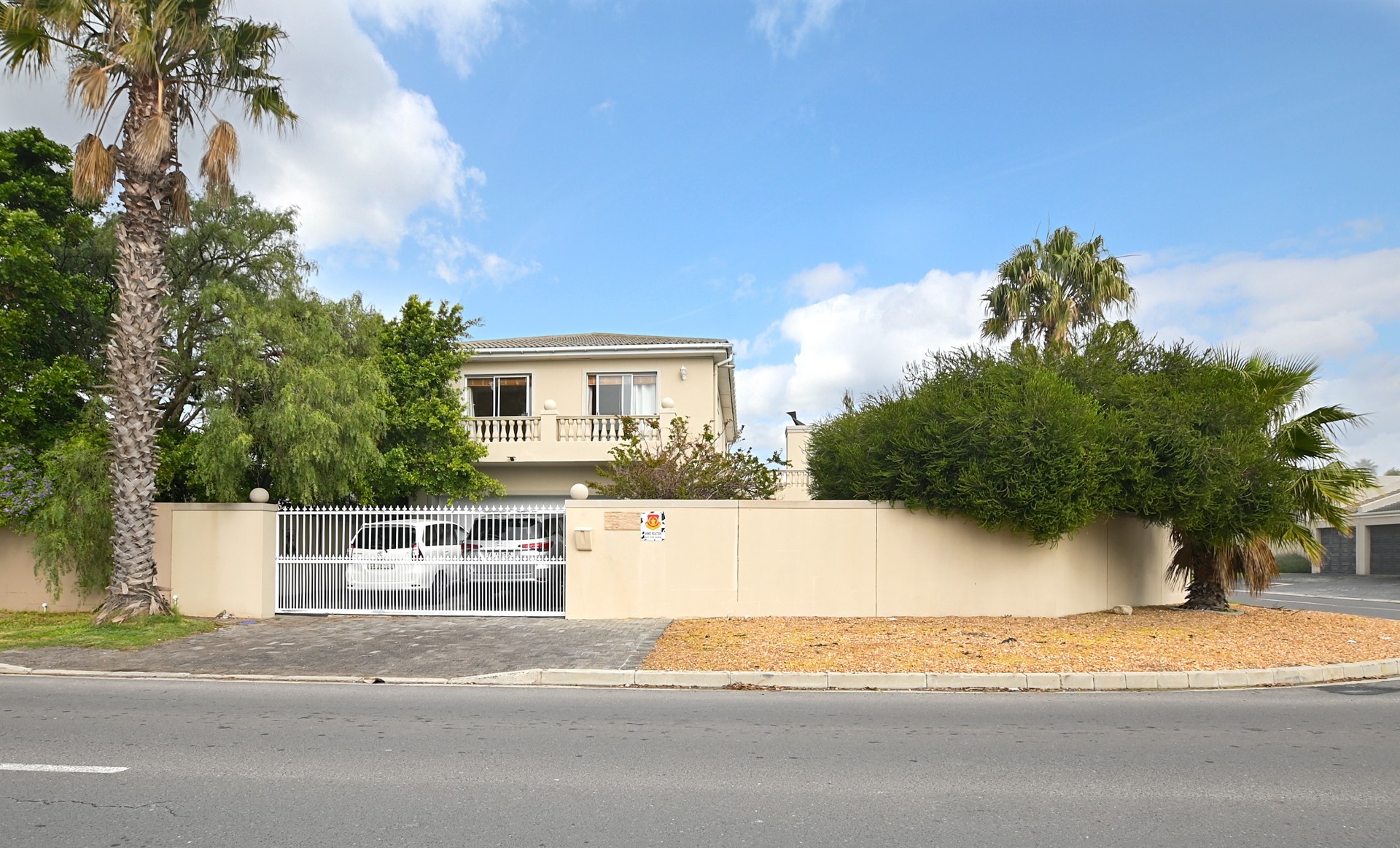 FOUR BEDROOM D/S FAMILY HOME WITH STUDY AND POOL IN PARKLANDS FOR SALE