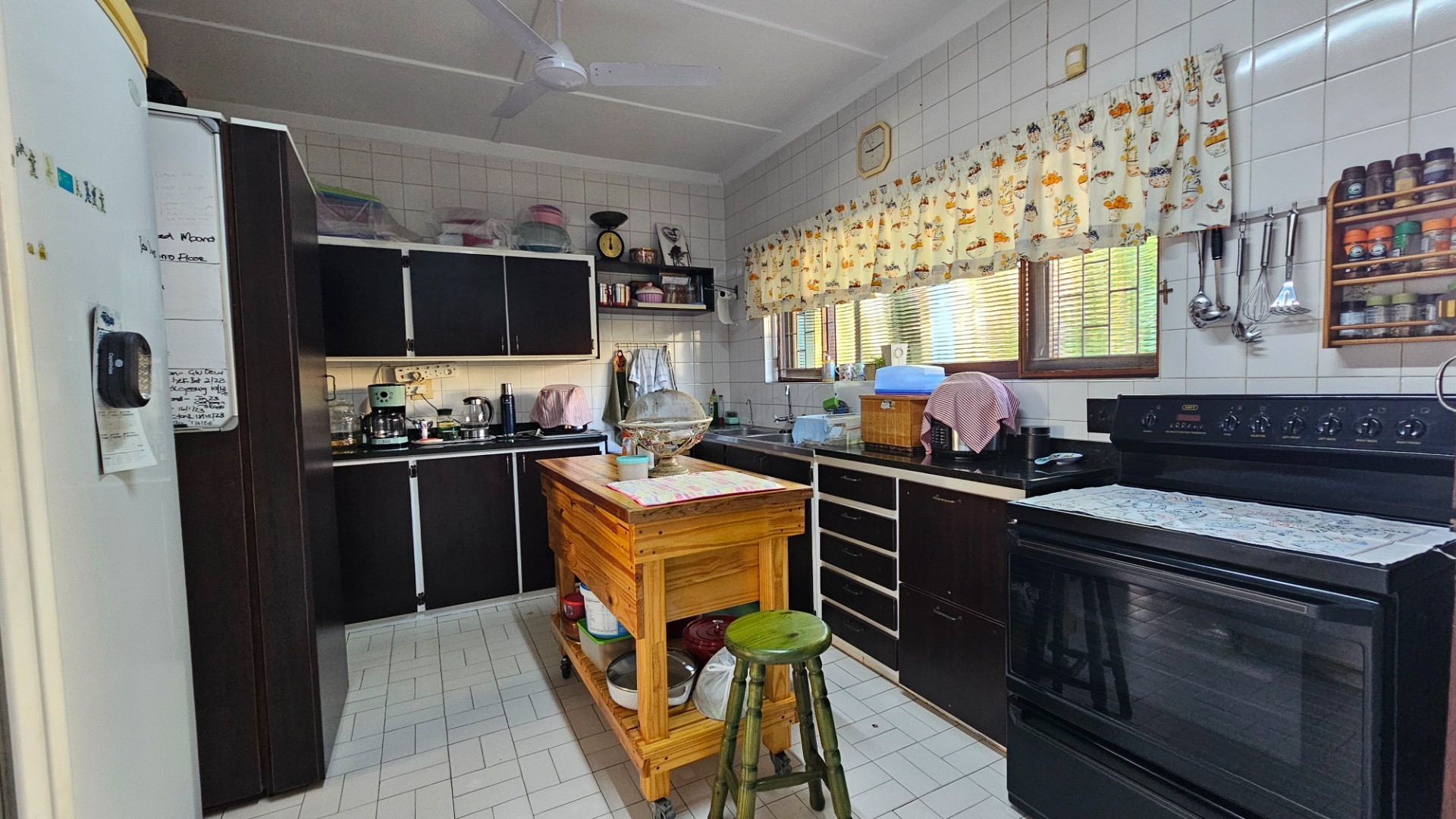 Exceptional Coastal Property with Sea Views - Fully Furnished Home and Income-Generating Flatlets