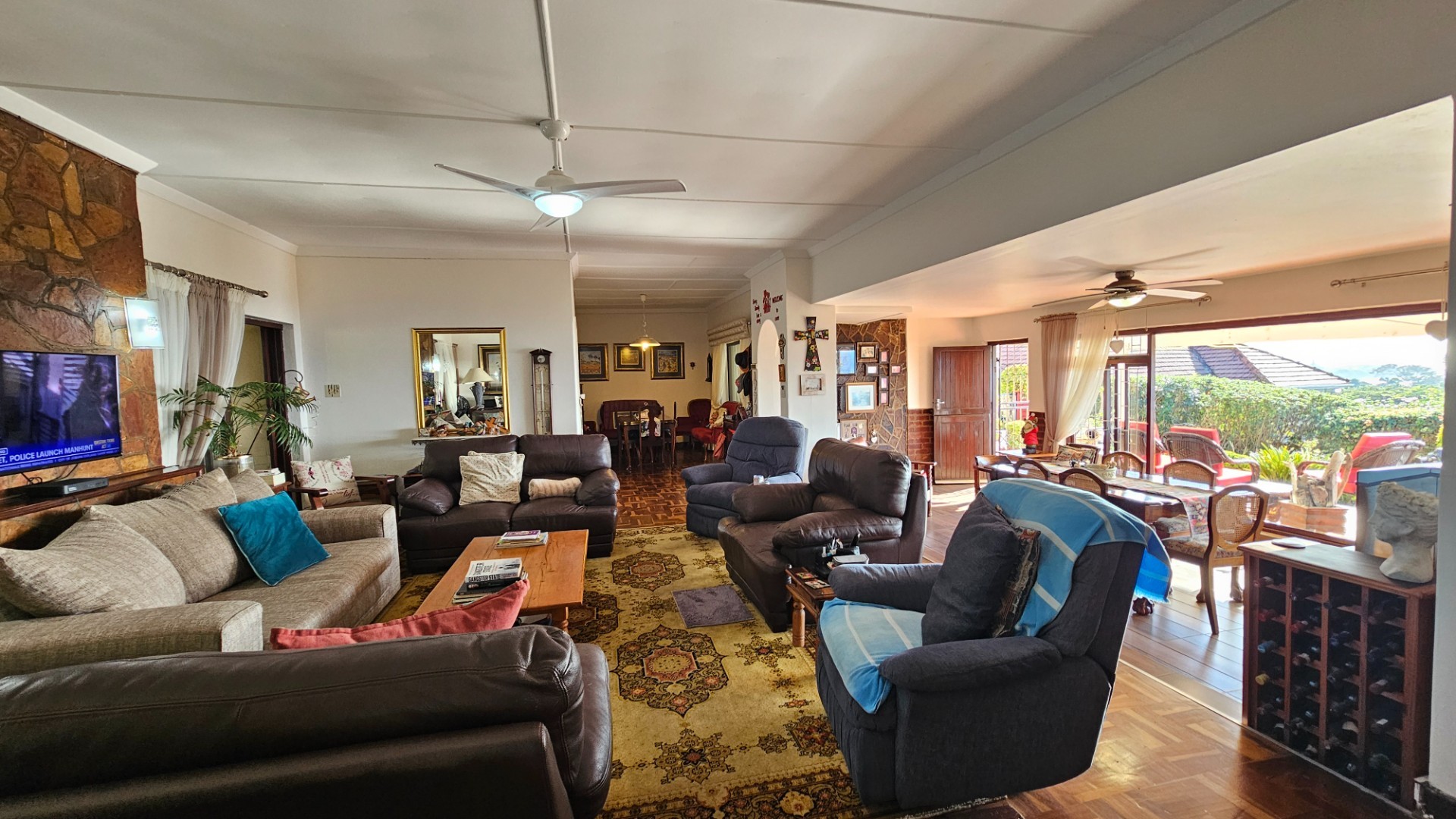 Exceptional Coastal Property with Sea Views - Fully Furnished Home and Income-Generating Flatlets