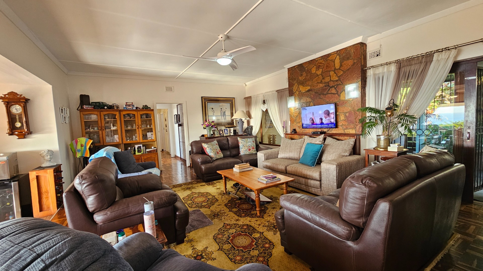 Exceptional Coastal Property with Sea Views - Fully Furnished Home and Income-Generating Flatlets