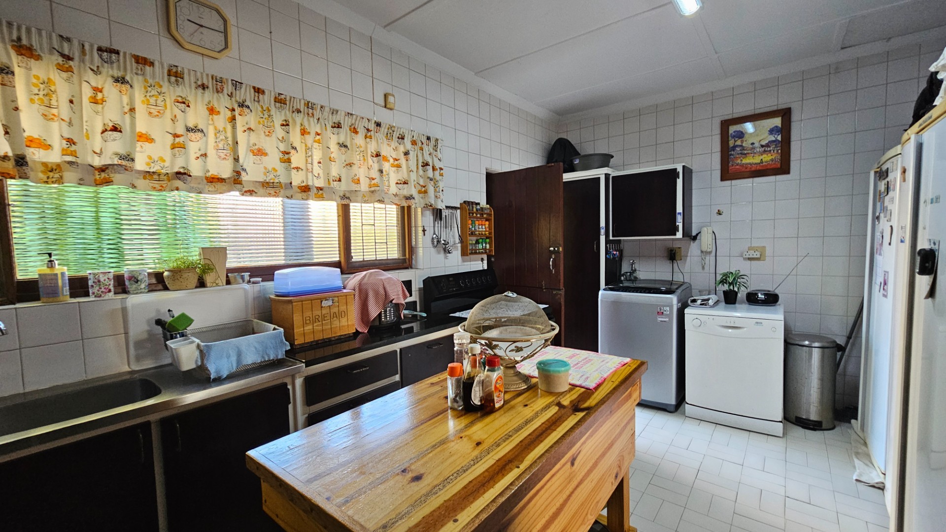 Exceptional Coastal Property with Sea Views - Fully Furnished Home and Income-Generating Flatlets