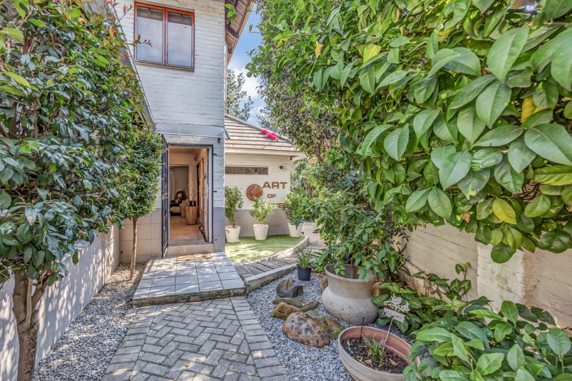 STUNNING FAMILY HOME IN BRYANSTON
