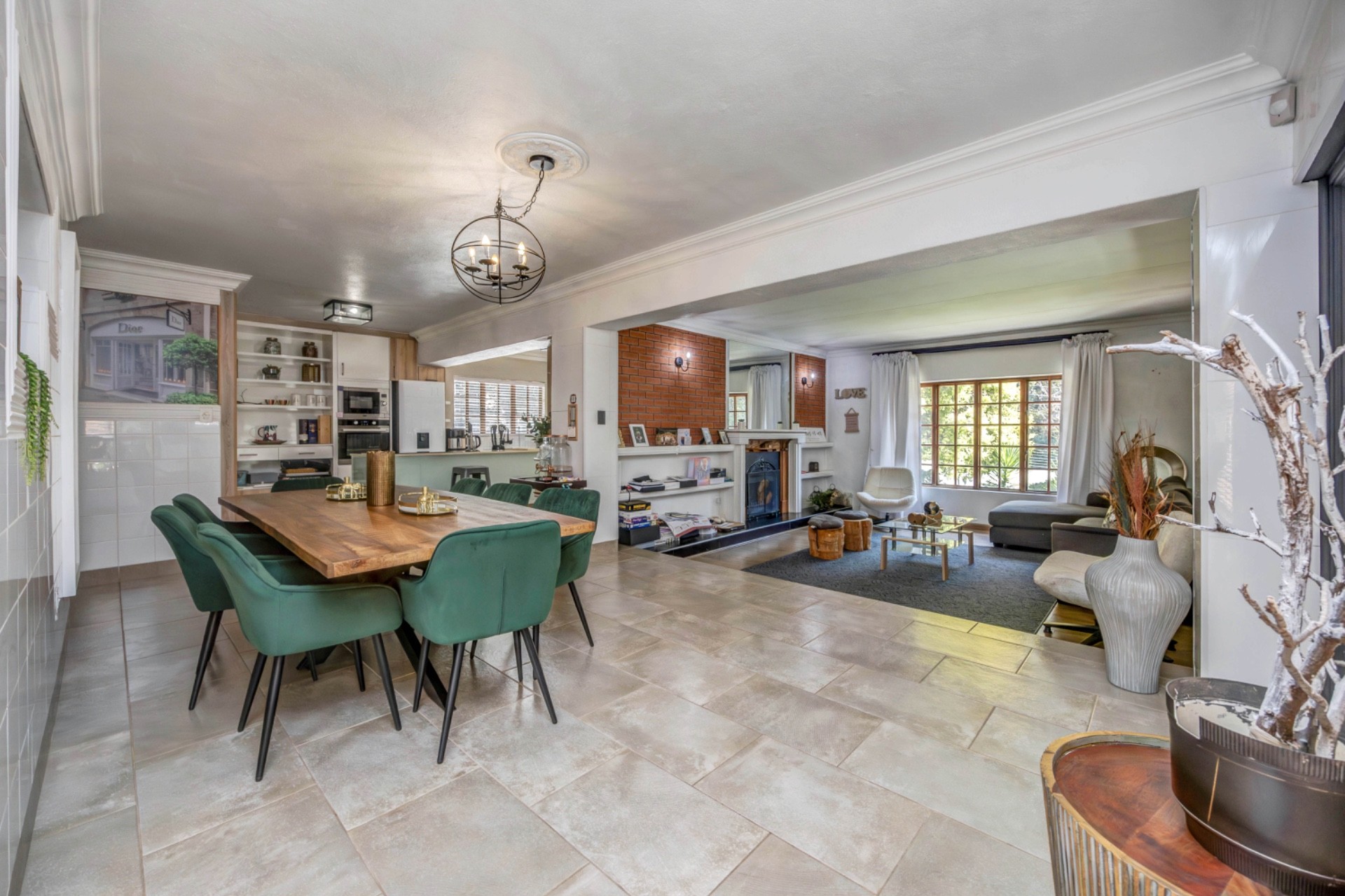 STUNNING FAMILY HOME IN BRYANSTON