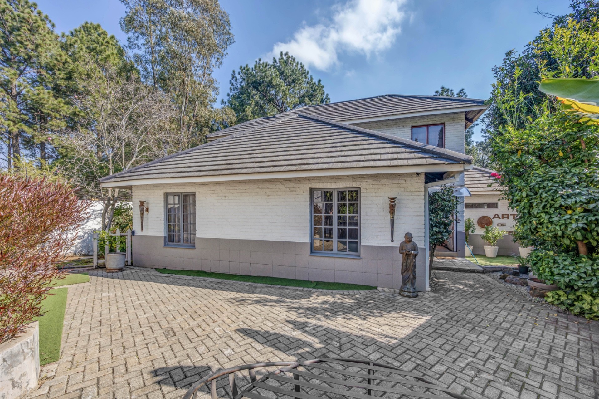 STUNNING FAMILY HOME IN BRYANSTON