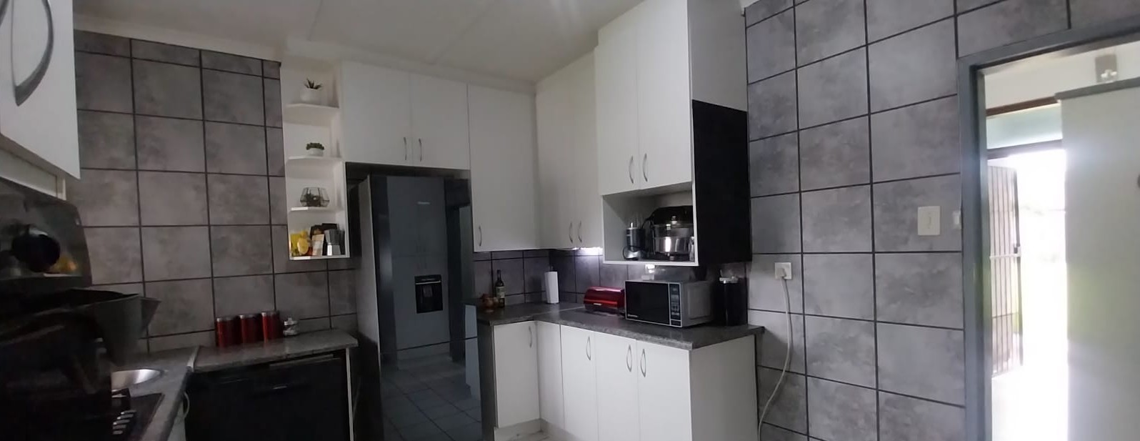 Beautiful family home with income-generating flat in the sought-after suburb of Cassandra.