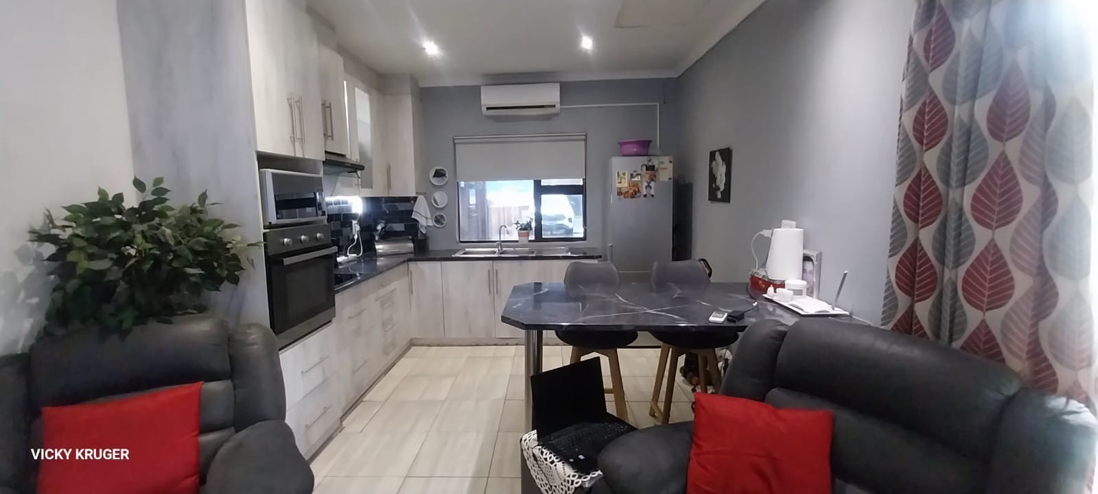 A Place to Hang Your Heart: Impeccable Family Living with Premium Flatlet in Cassandra, Kimberley