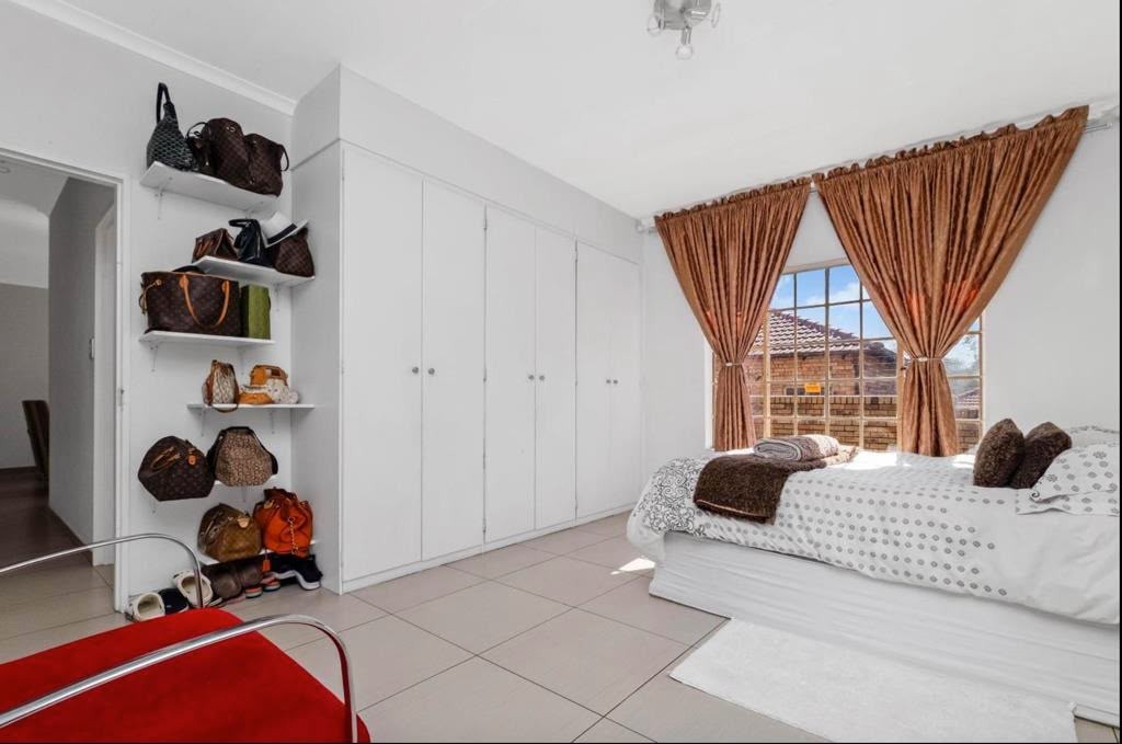 TOWNHOUSE FOR SALE IN BELLAIRSPARK-NORTHRIDING