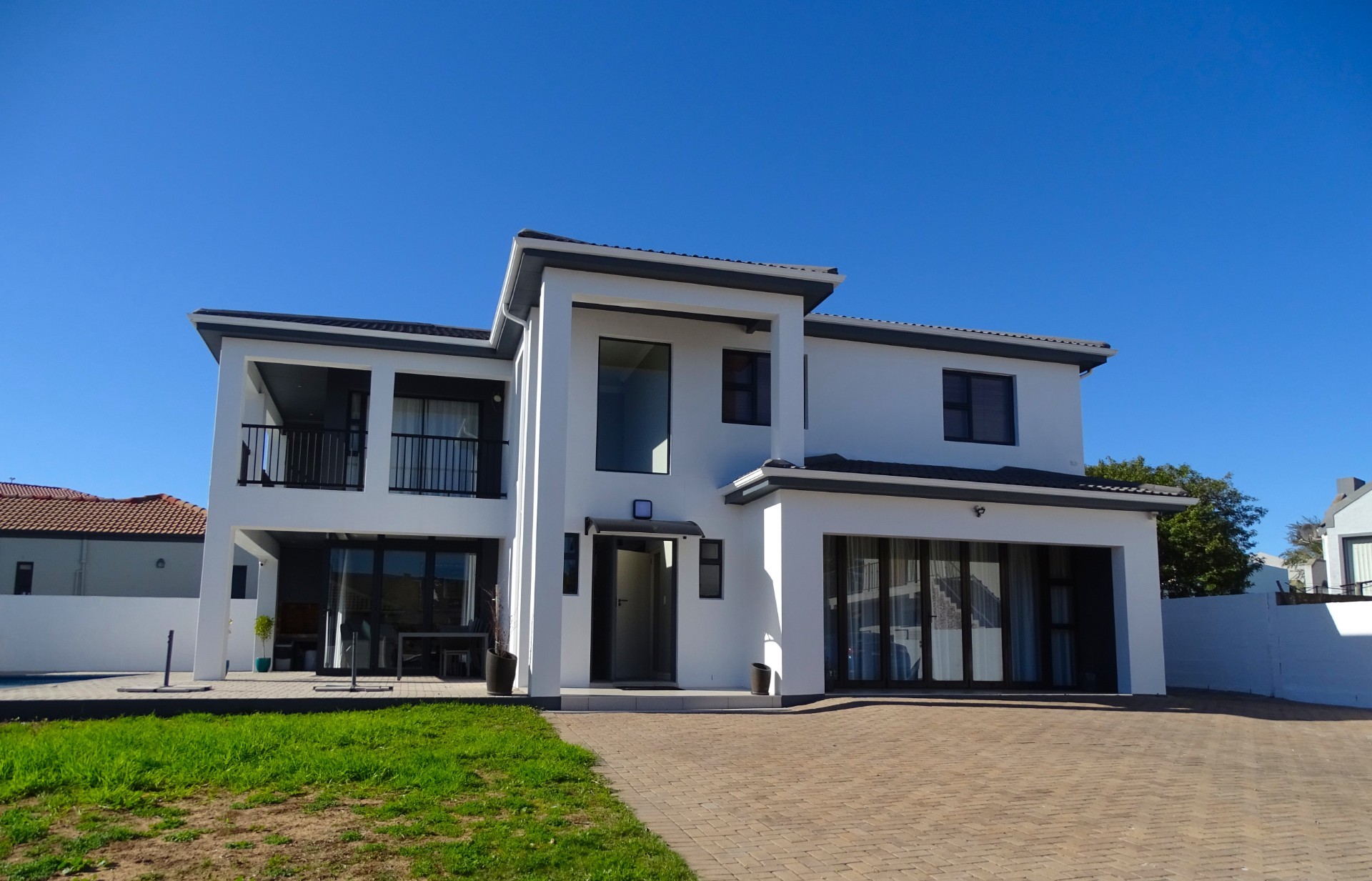 Spacious Family Living with Pool and partial Sea Views
