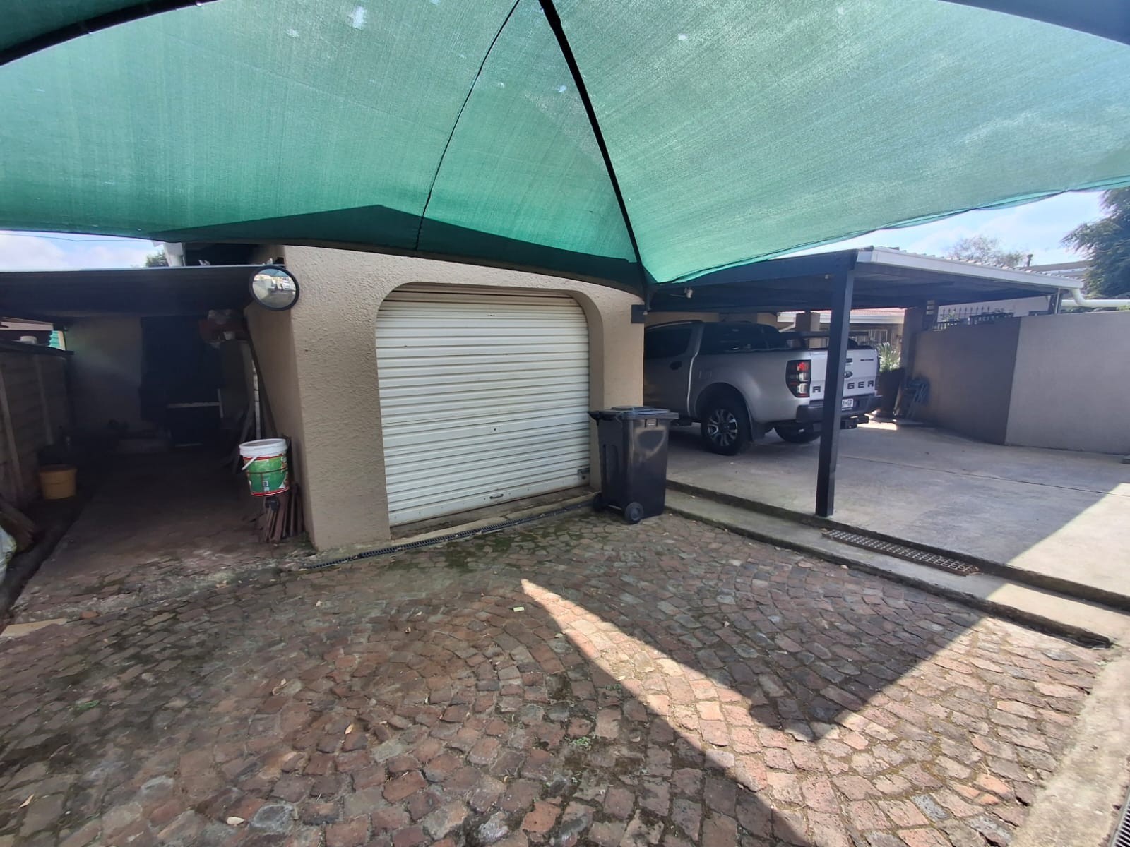 A very big home on a large stand in secure suburb of Buurendal