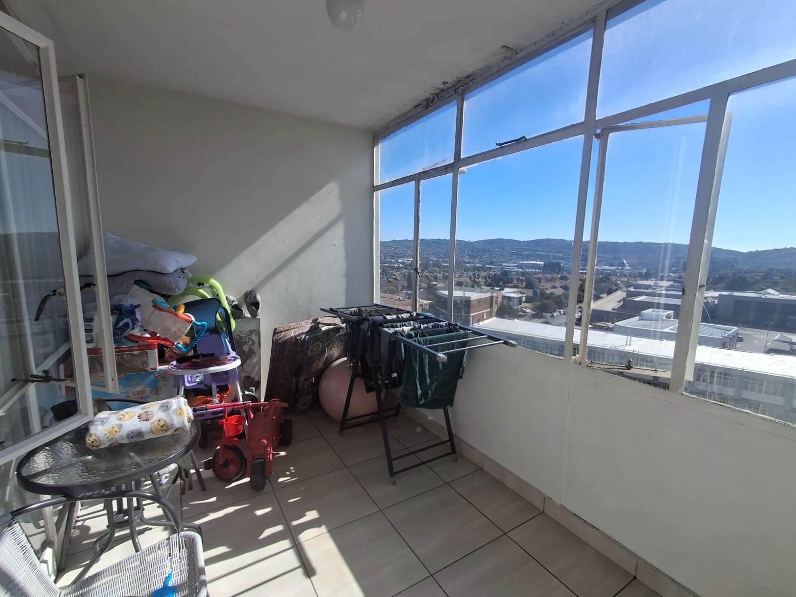 Neat apartment in exceptional complex in Bedford Gardens