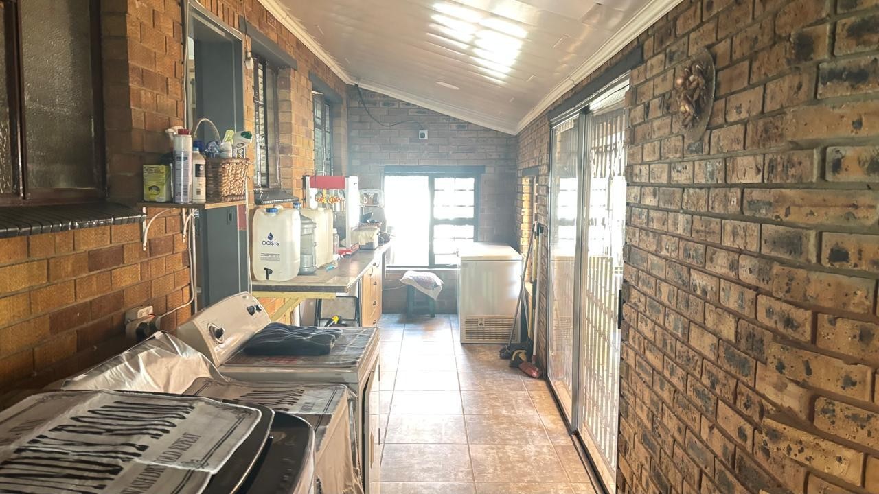 6 Bedroom House for Sale, Vaalpark