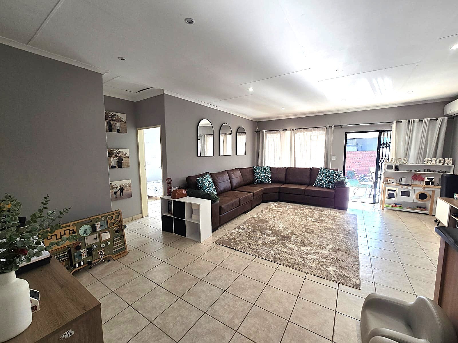 3 Bedroom Townhouse For Sale in Sinoville