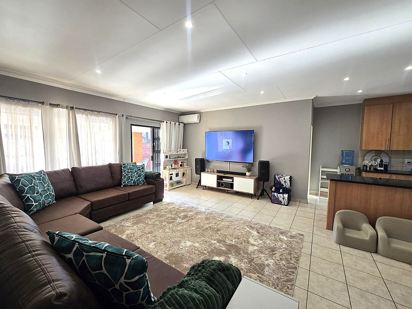 3 Bedroom Townhouse For Sale in Sinoville