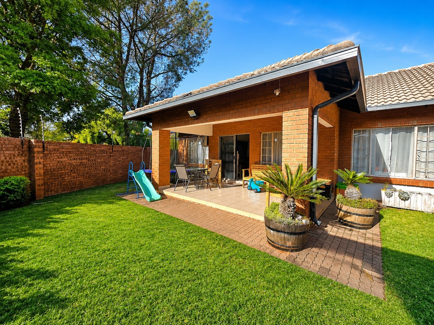 3 Bedroom Townhouse For Sale in Sinoville