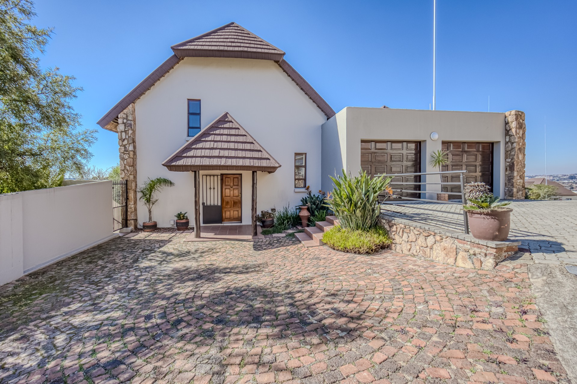Northcliff Gem I 4 Bedrooms, Flatlet, Jacuzzi I Permanent Nature Views
