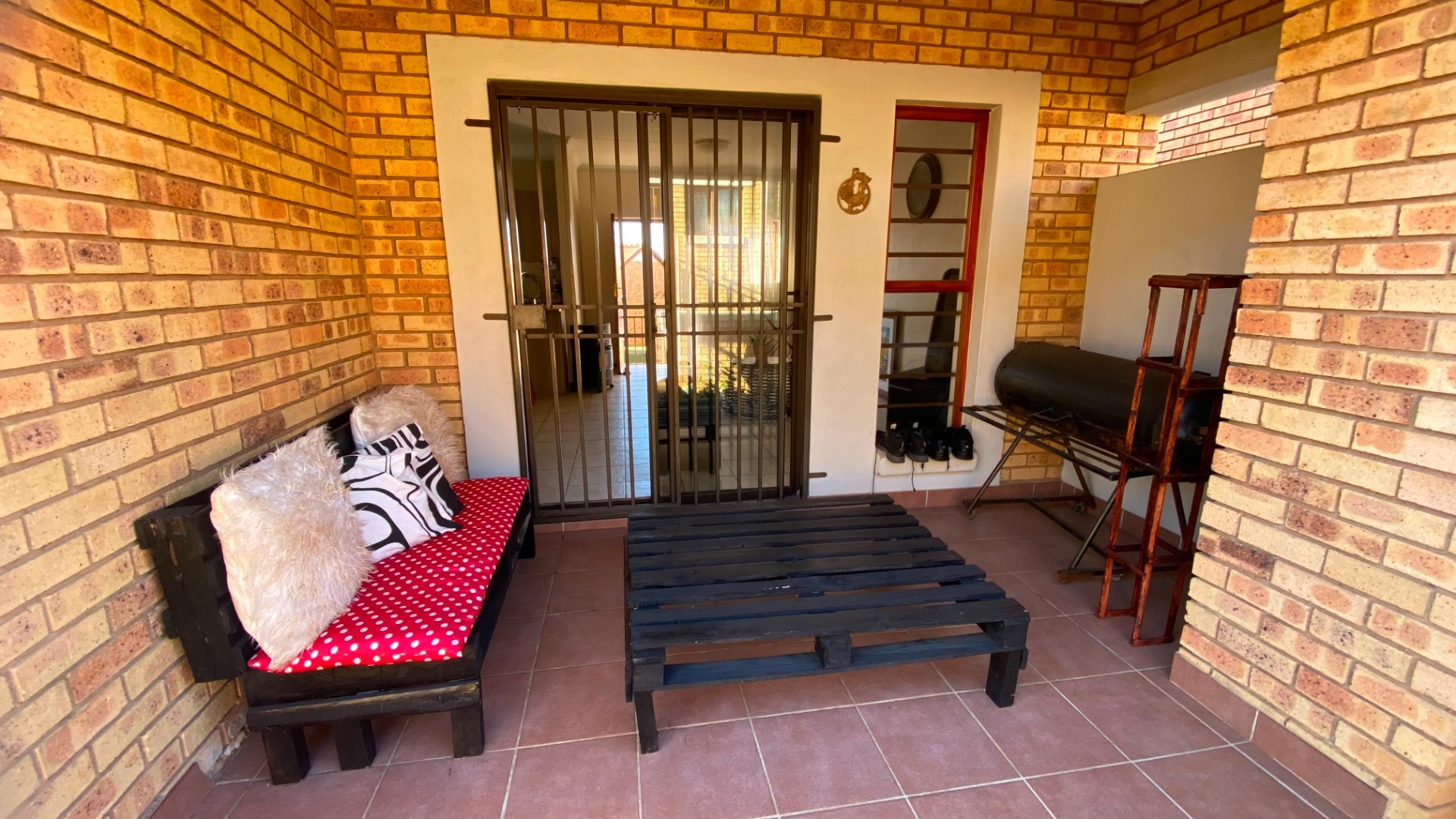 Two Bedroom Pet Friendly Townhouse with a Private Garden