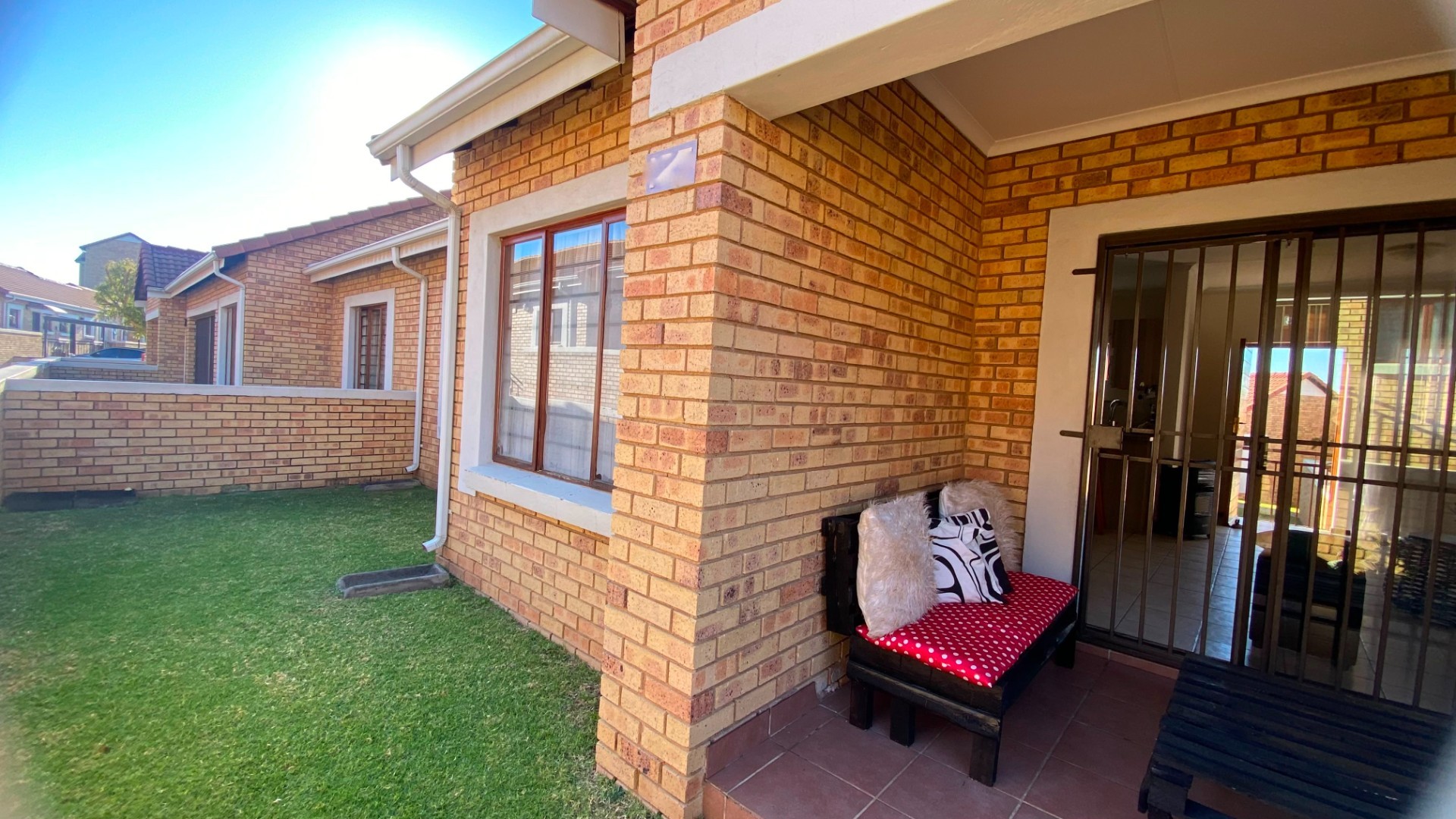 Two Bedroom Pet Friendly Townhouse with a Private Garden