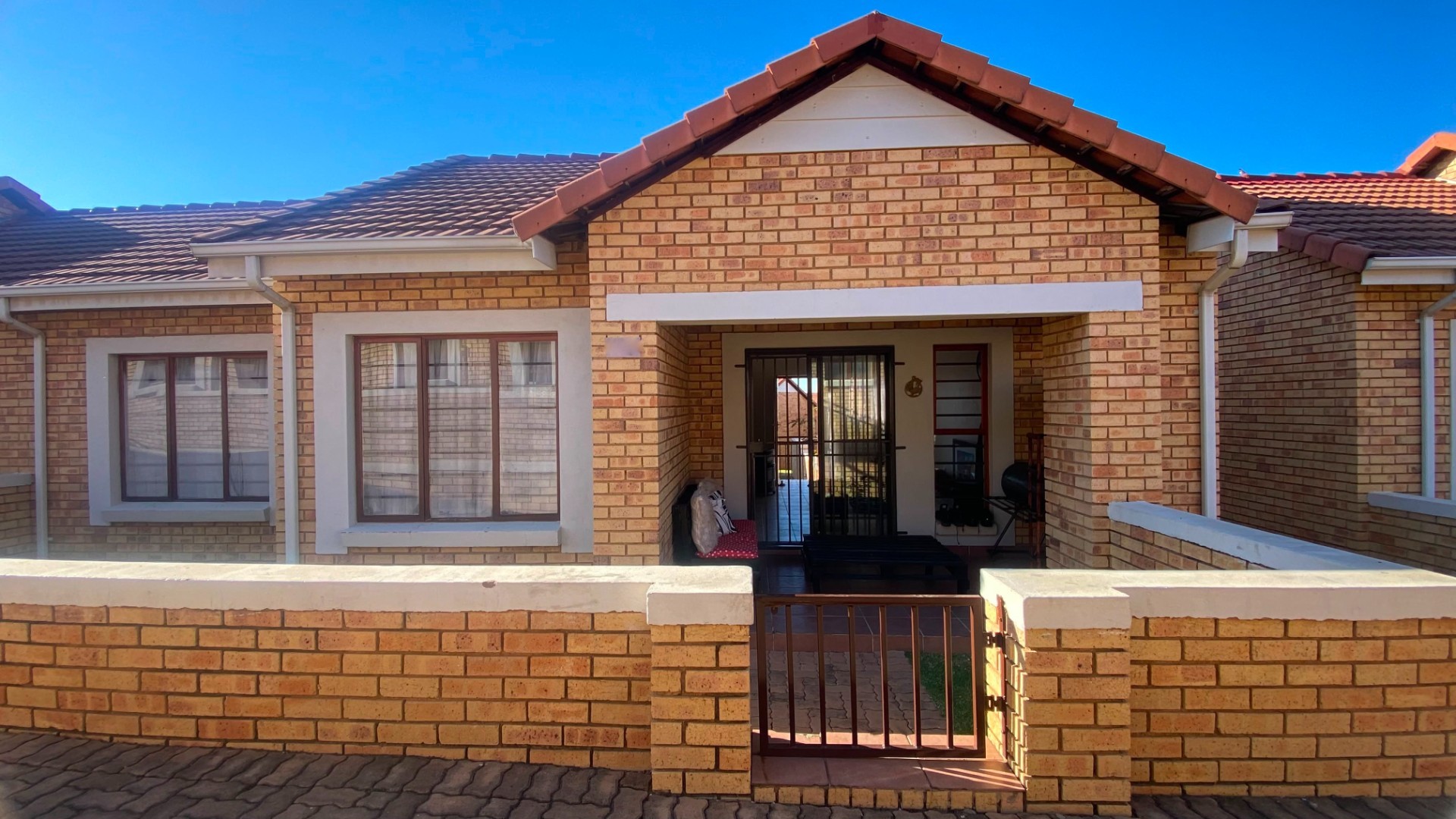 Two Bedroom Pet Friendly Townhouse with a Private Garden