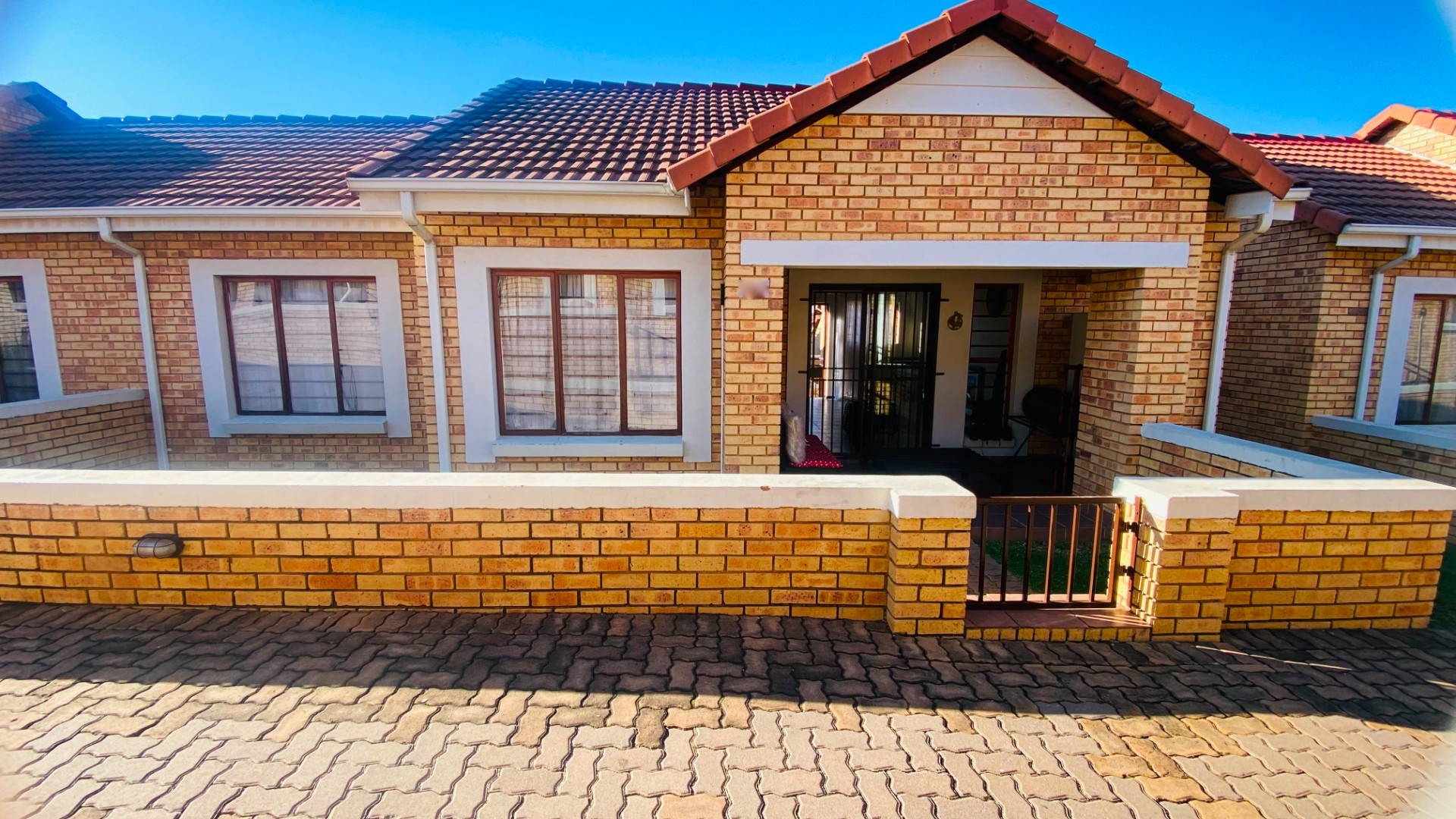 Two Bedroom Pet Friendly Townhouse with a Private Garden