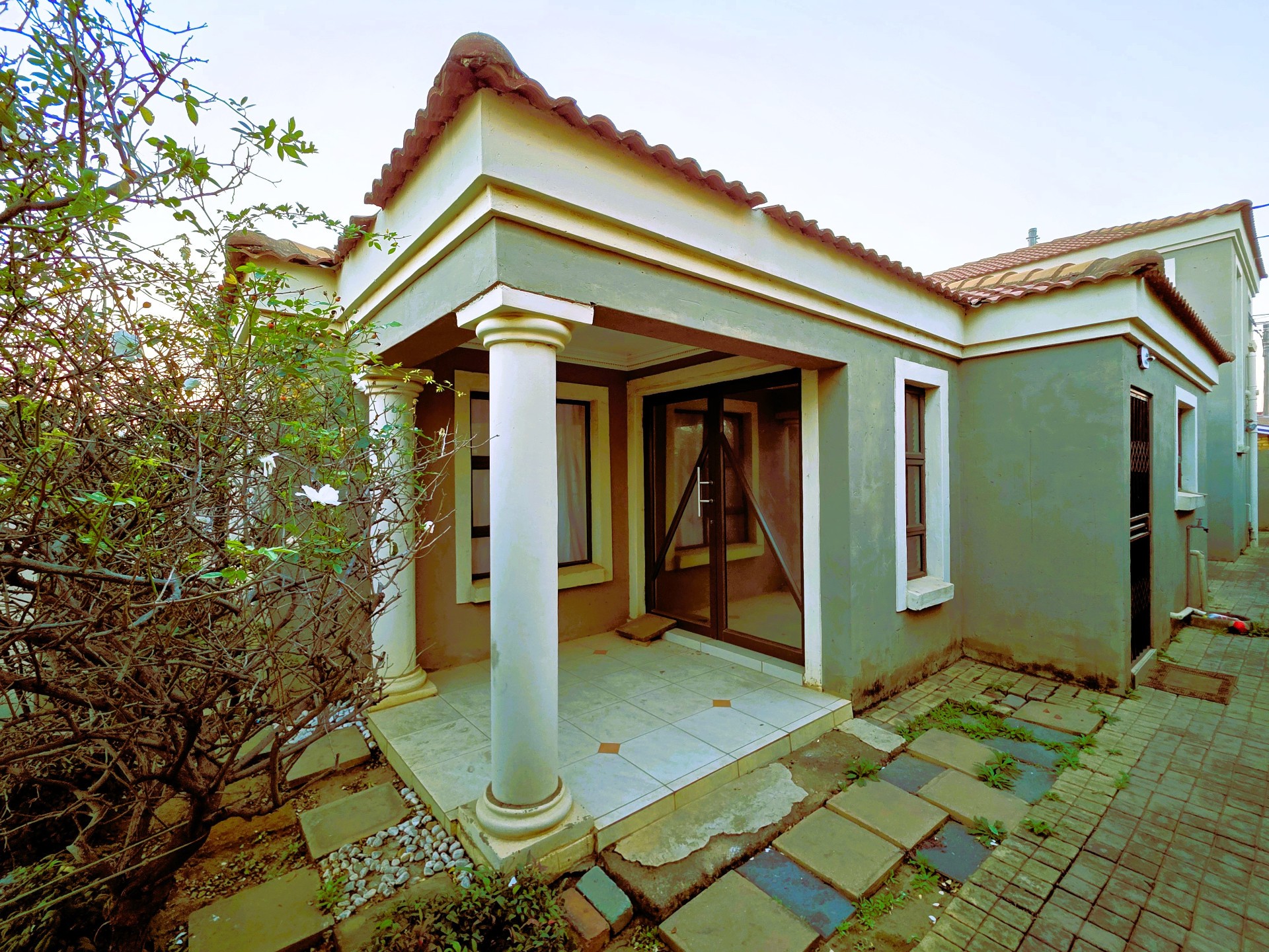 Spacious 4 Bedroom Family Home with 2 Garages in Mamelodi East