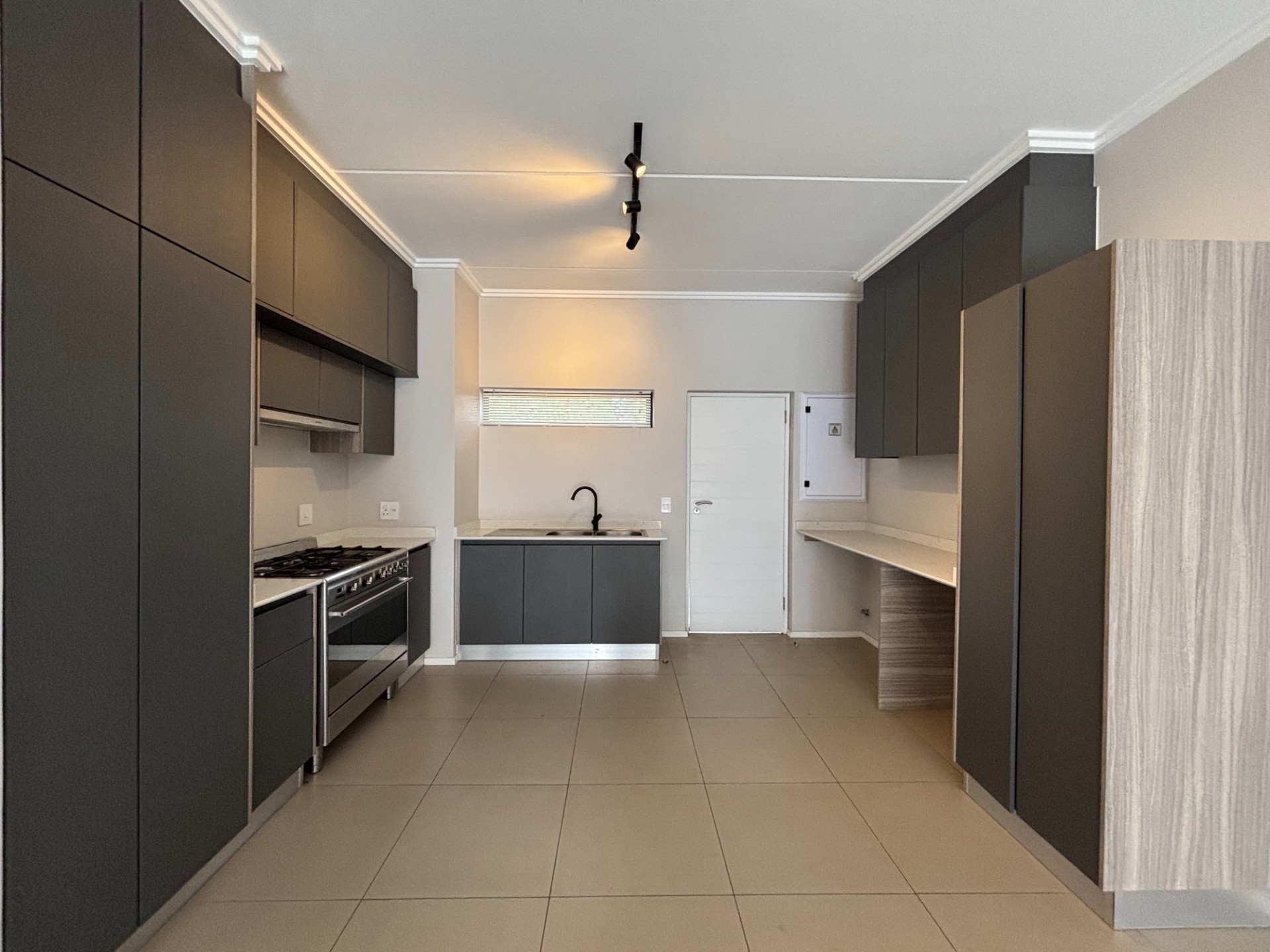 Modern Garden Apartment in The Bailey, Bryanston