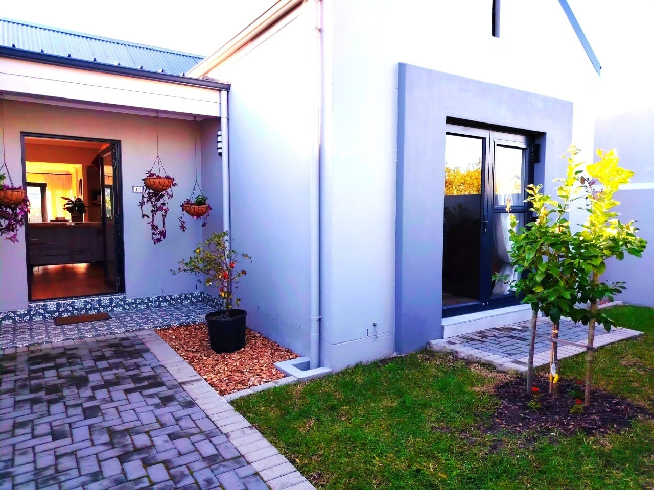 Fully Furnished Executive Rental with Dam Views - Short-Term Lease Available in Aan de Wijnlanden