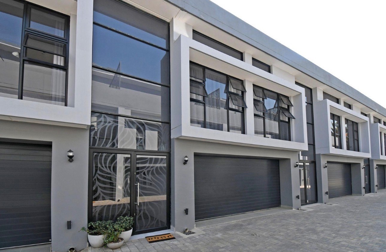 Duplex for rent in Illovo, Sandton, 210 m²
