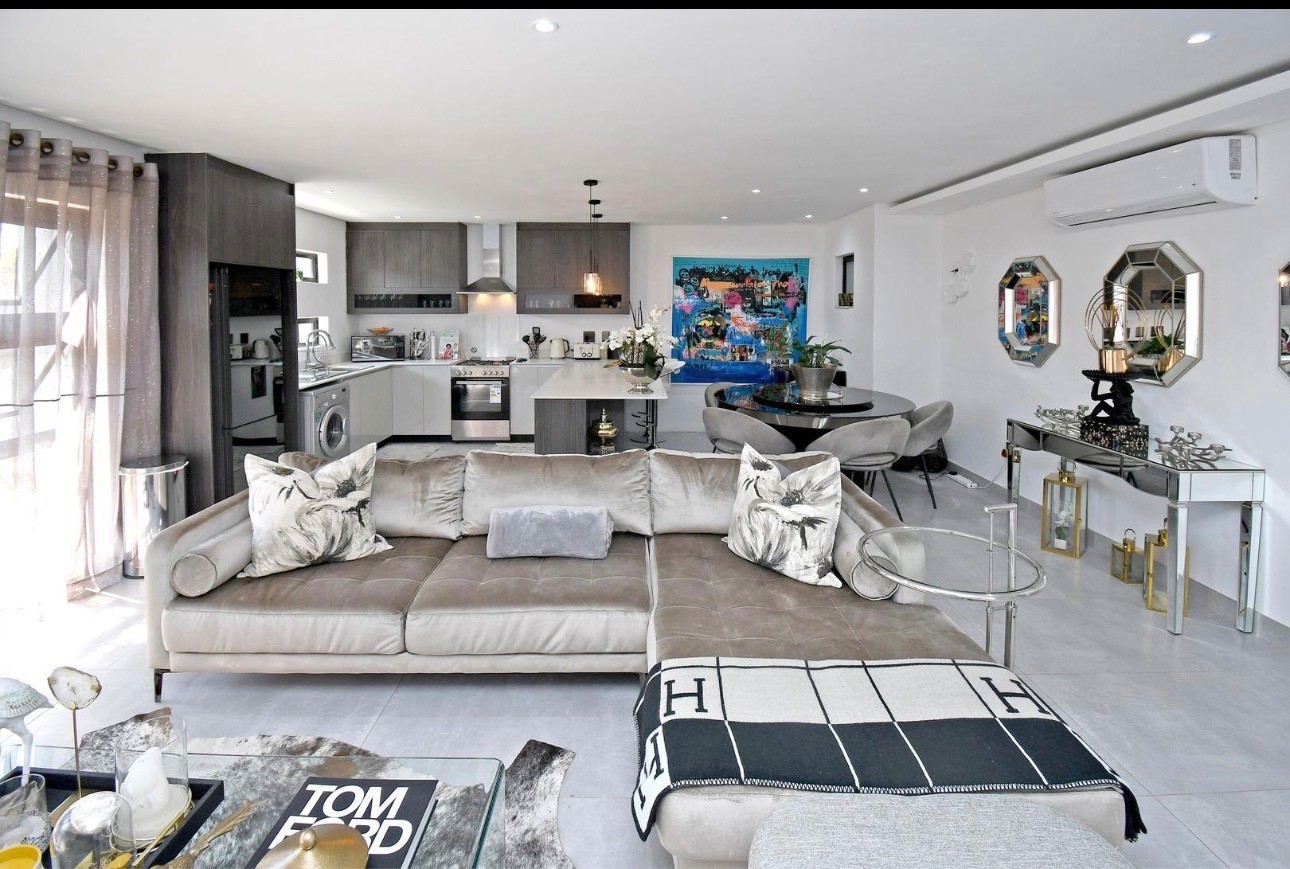 Duplex for rent in Illovo, Sandton, 210 m²